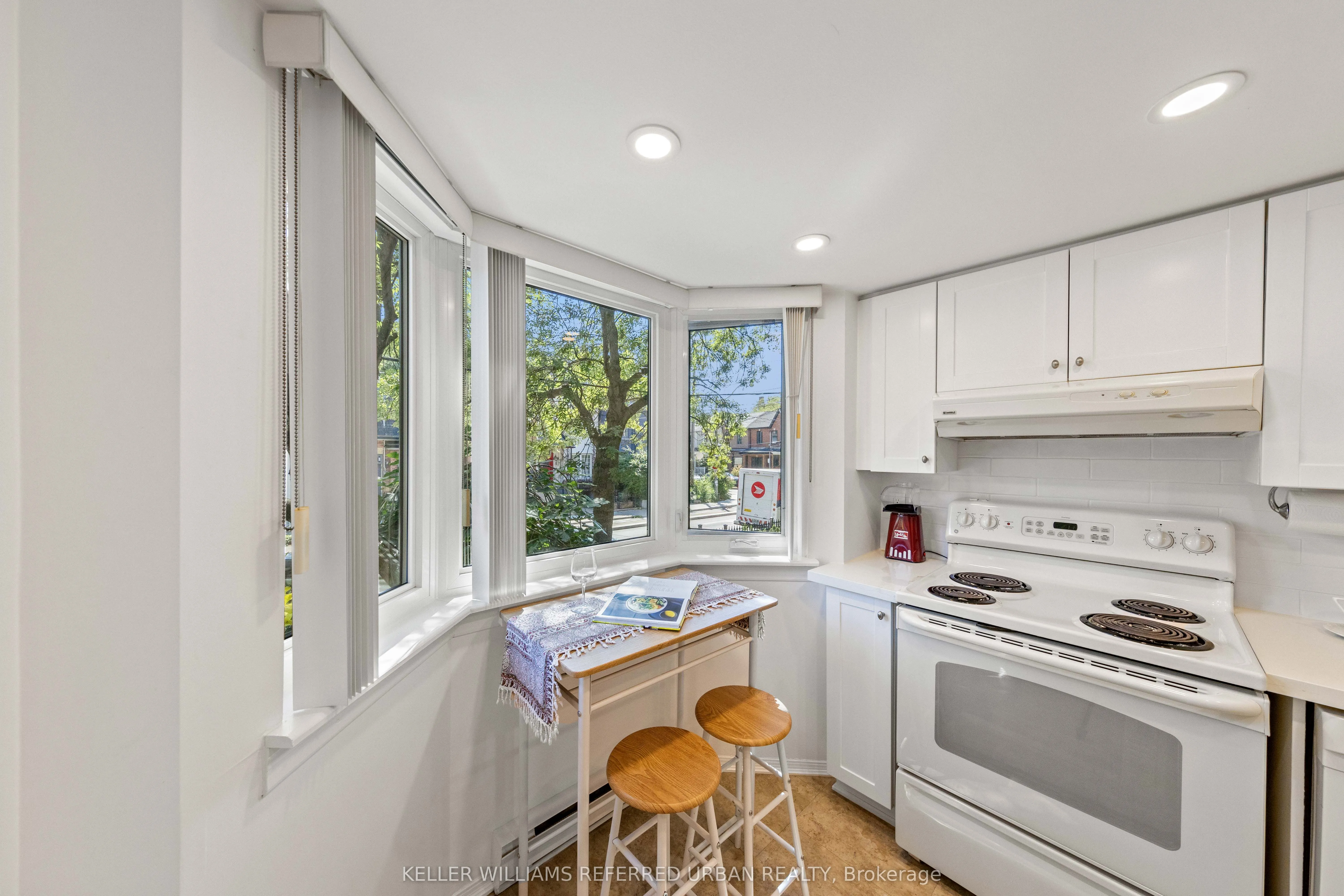 574 Wellington Street W