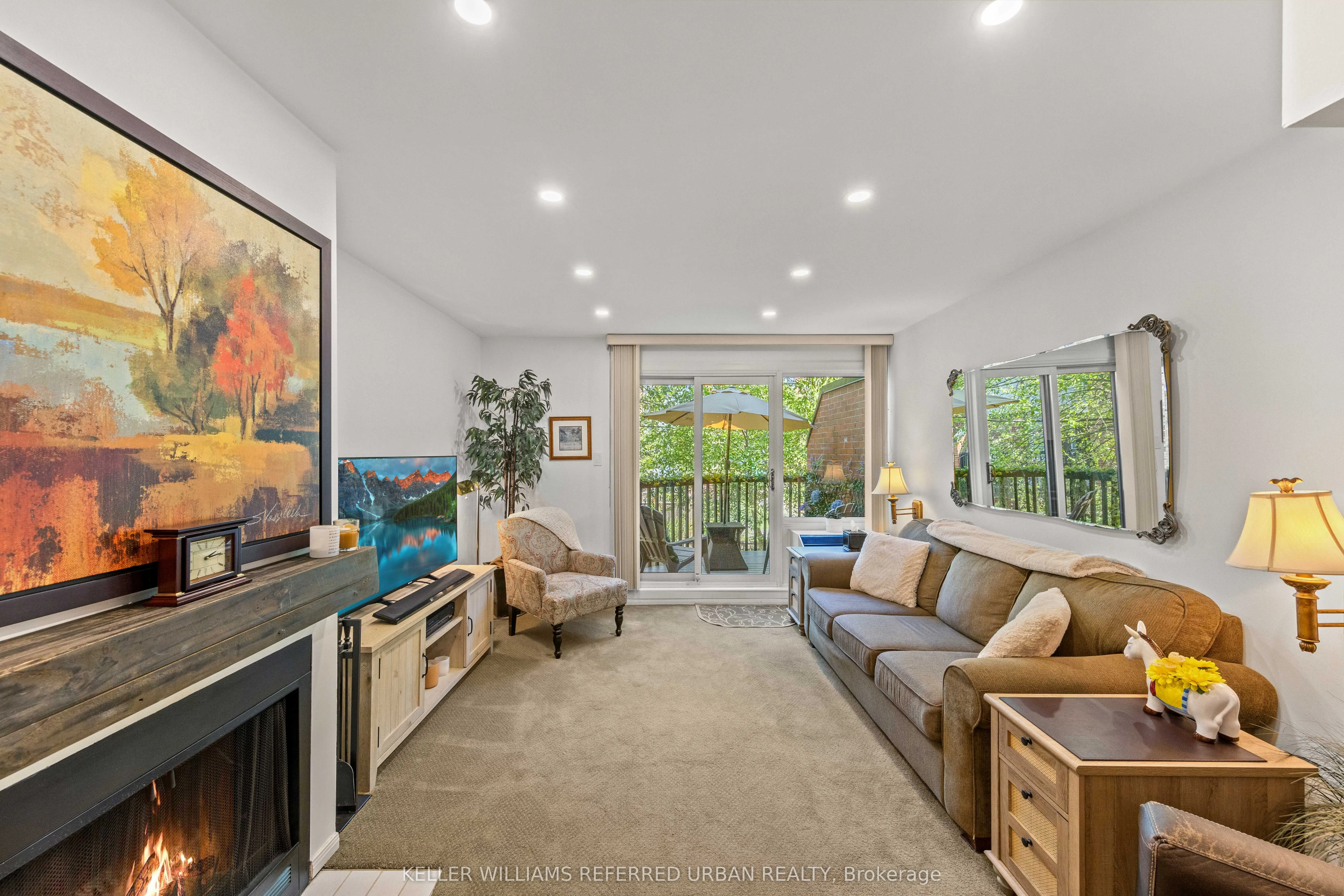 574 Wellington Street W