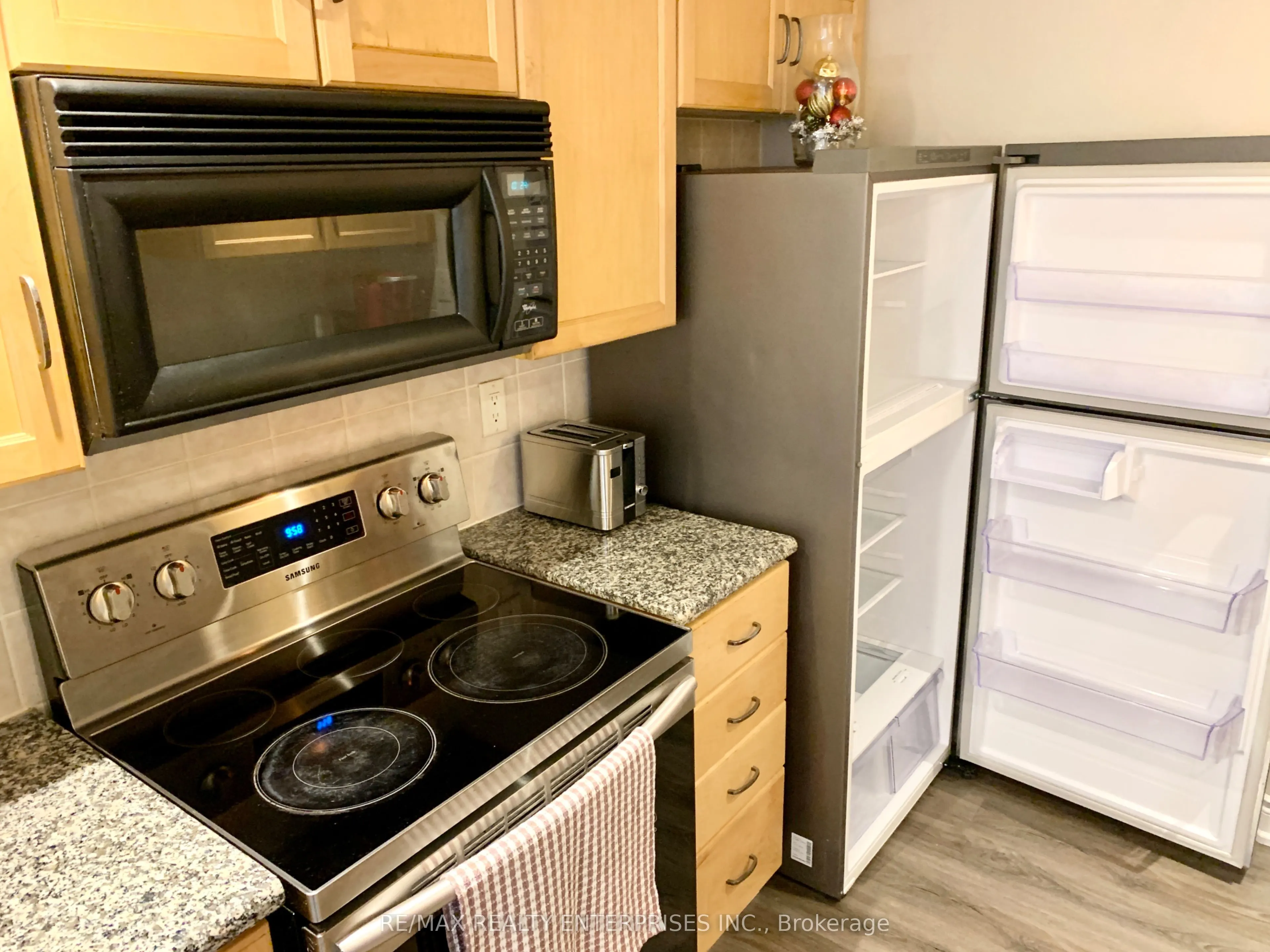 250 Wellington Street W, #1435