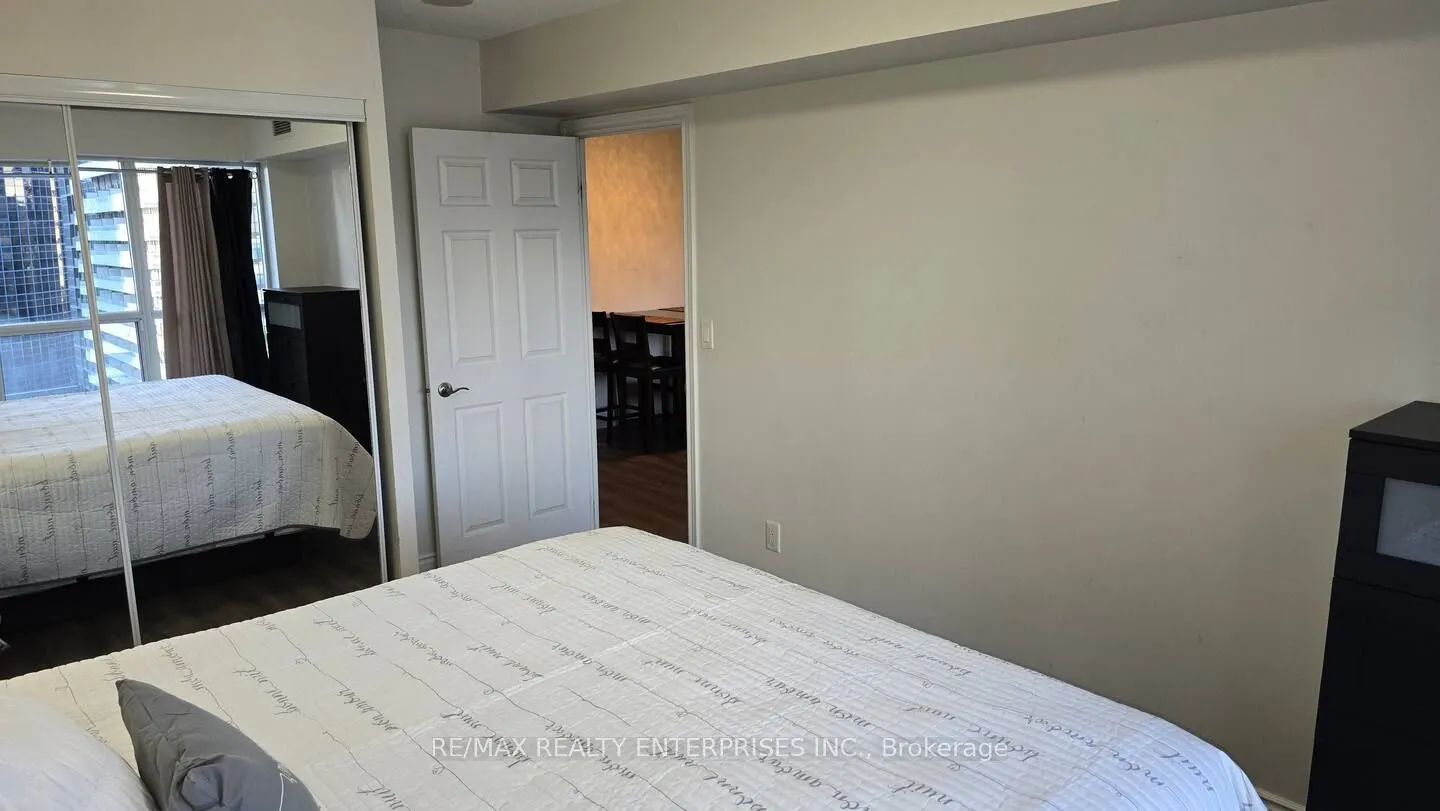 250 Wellington Street W, #1435