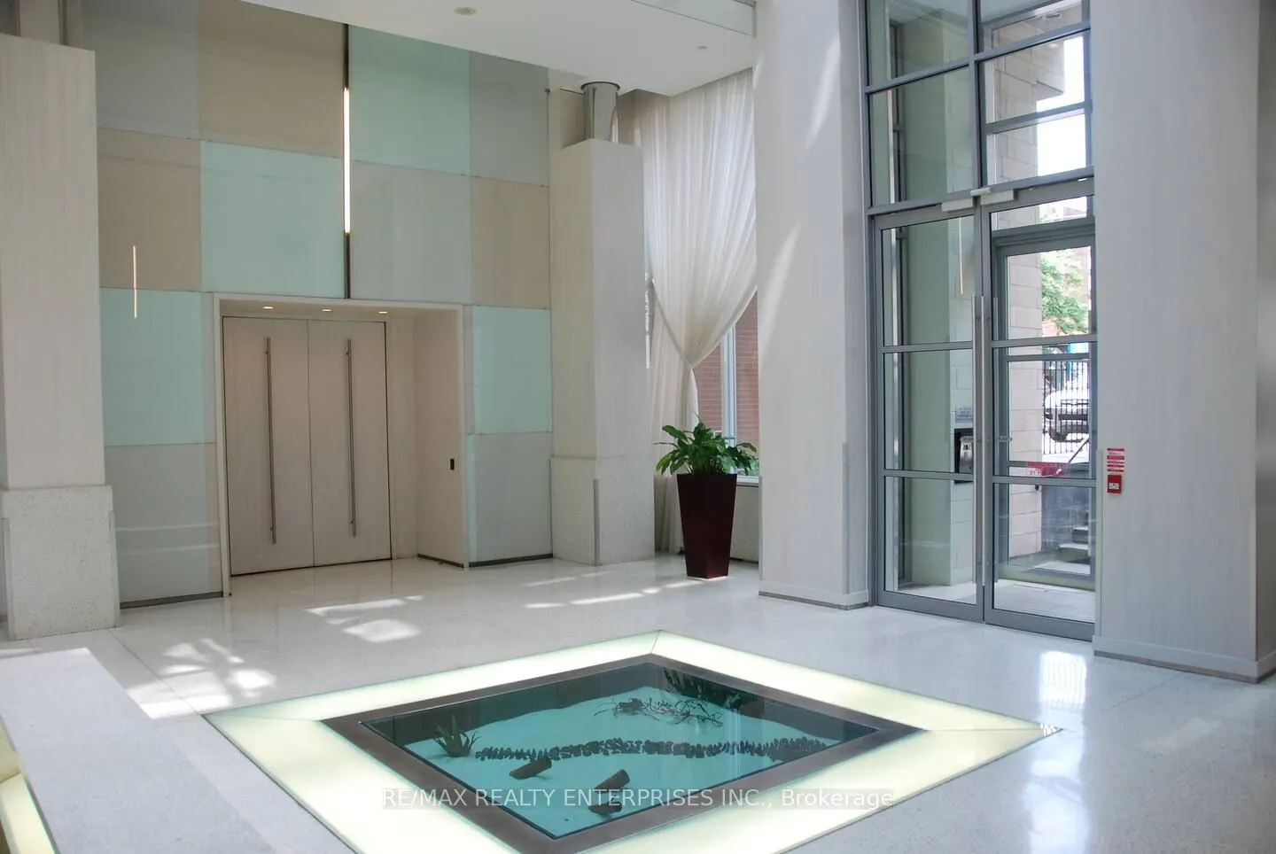 250 Wellington Street W, #1435