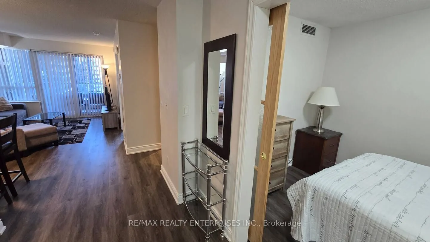 250 Wellington Street W, #1435