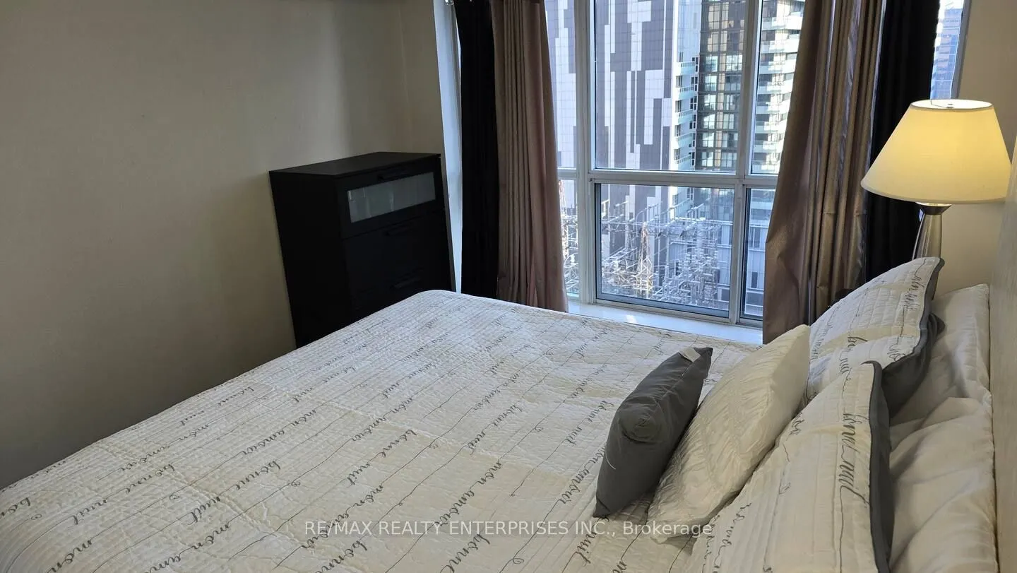 250 Wellington Street W, #1435