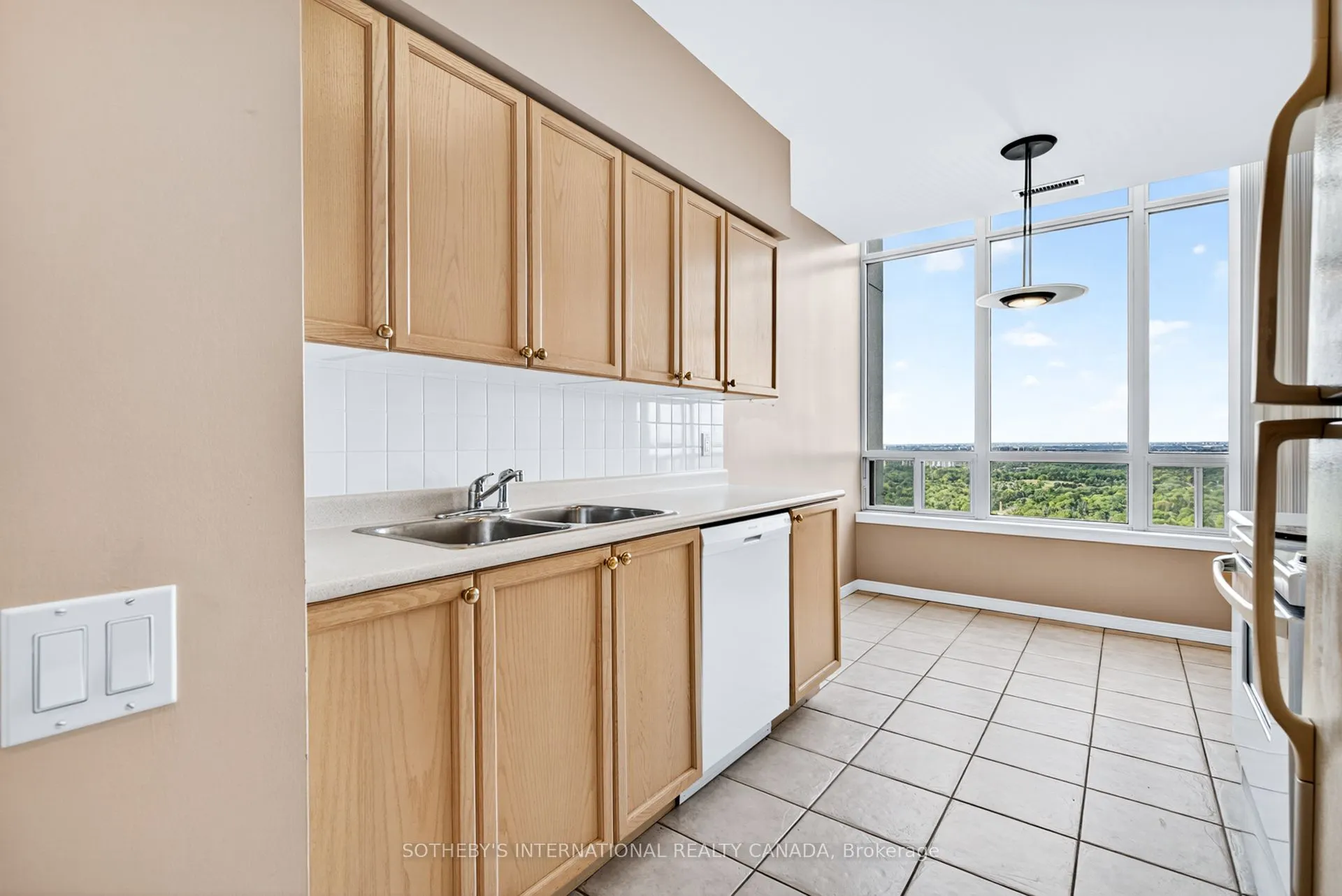 8 Hillcrest Avenue, #PH101