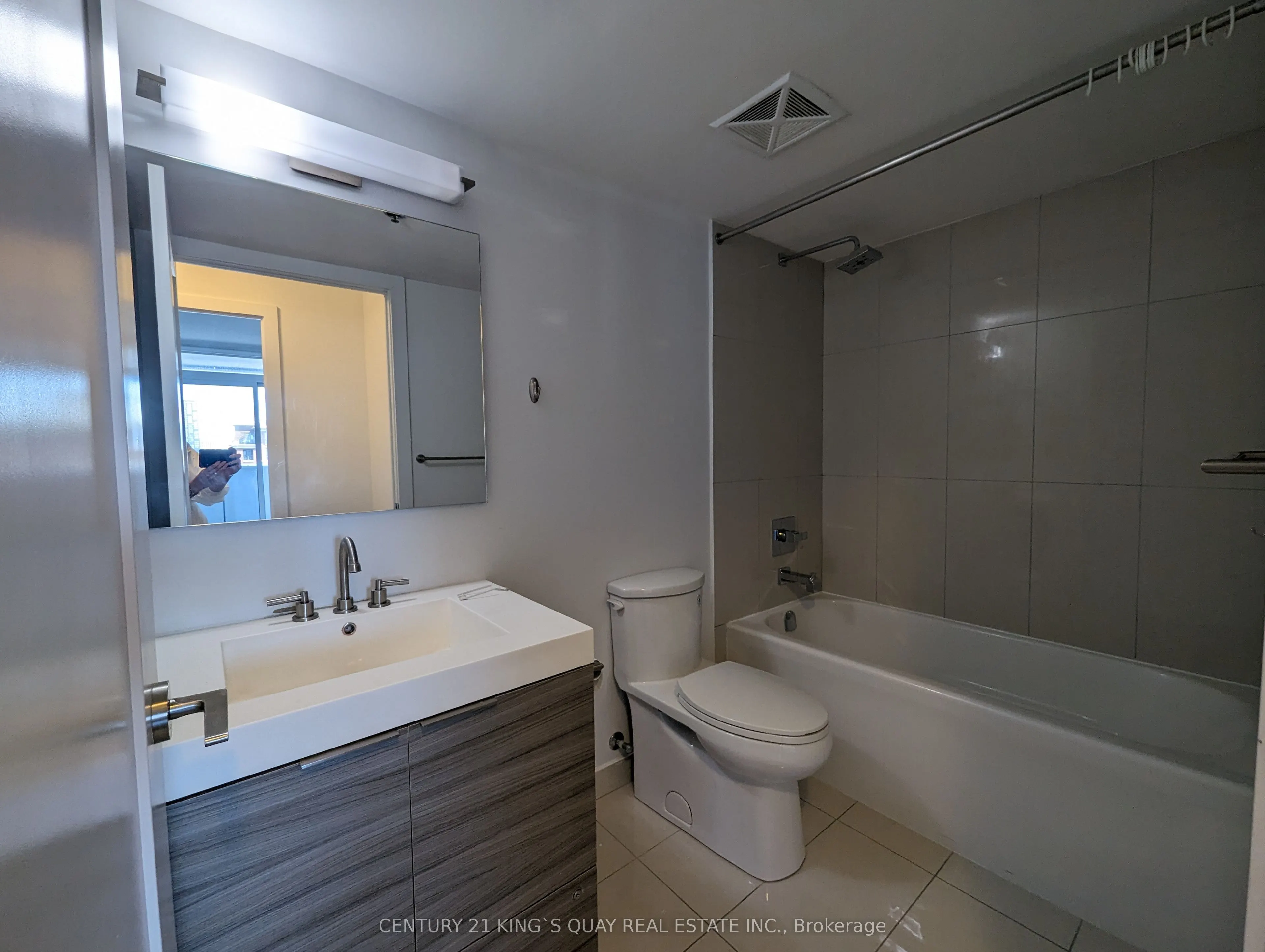 318 Richmond Street W, #606