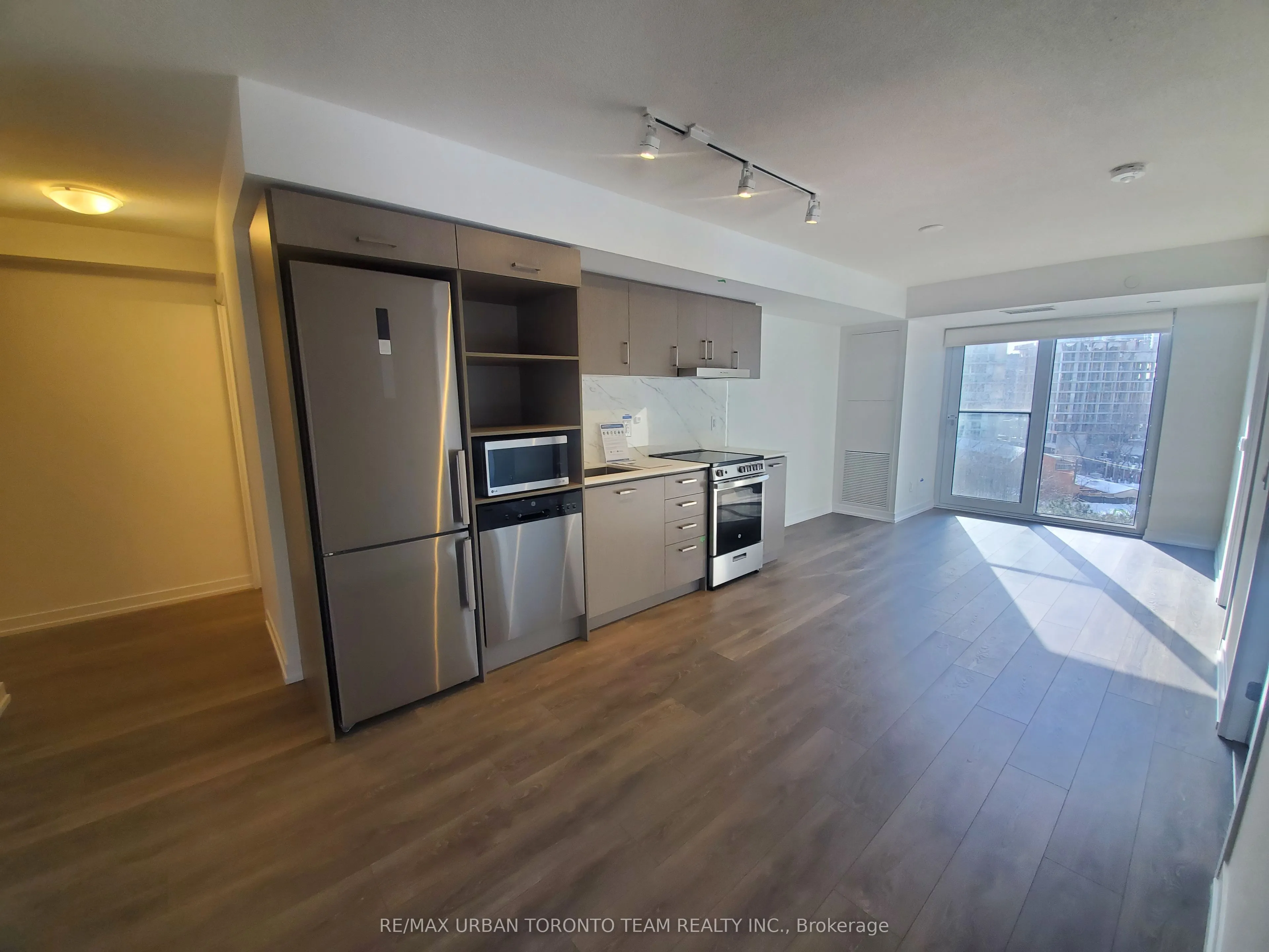 219 Dundas Street E, #807