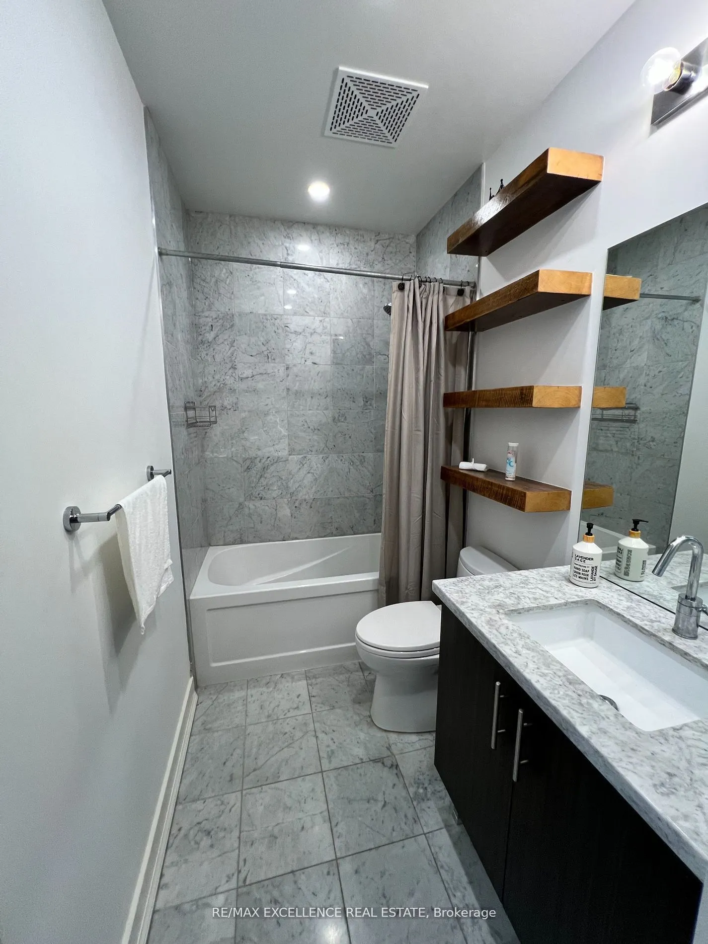 29 Queens Quay E, #1122