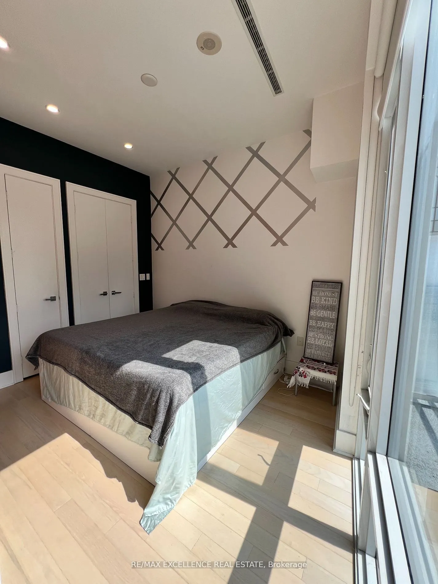 29 Queens Quay E, #1122