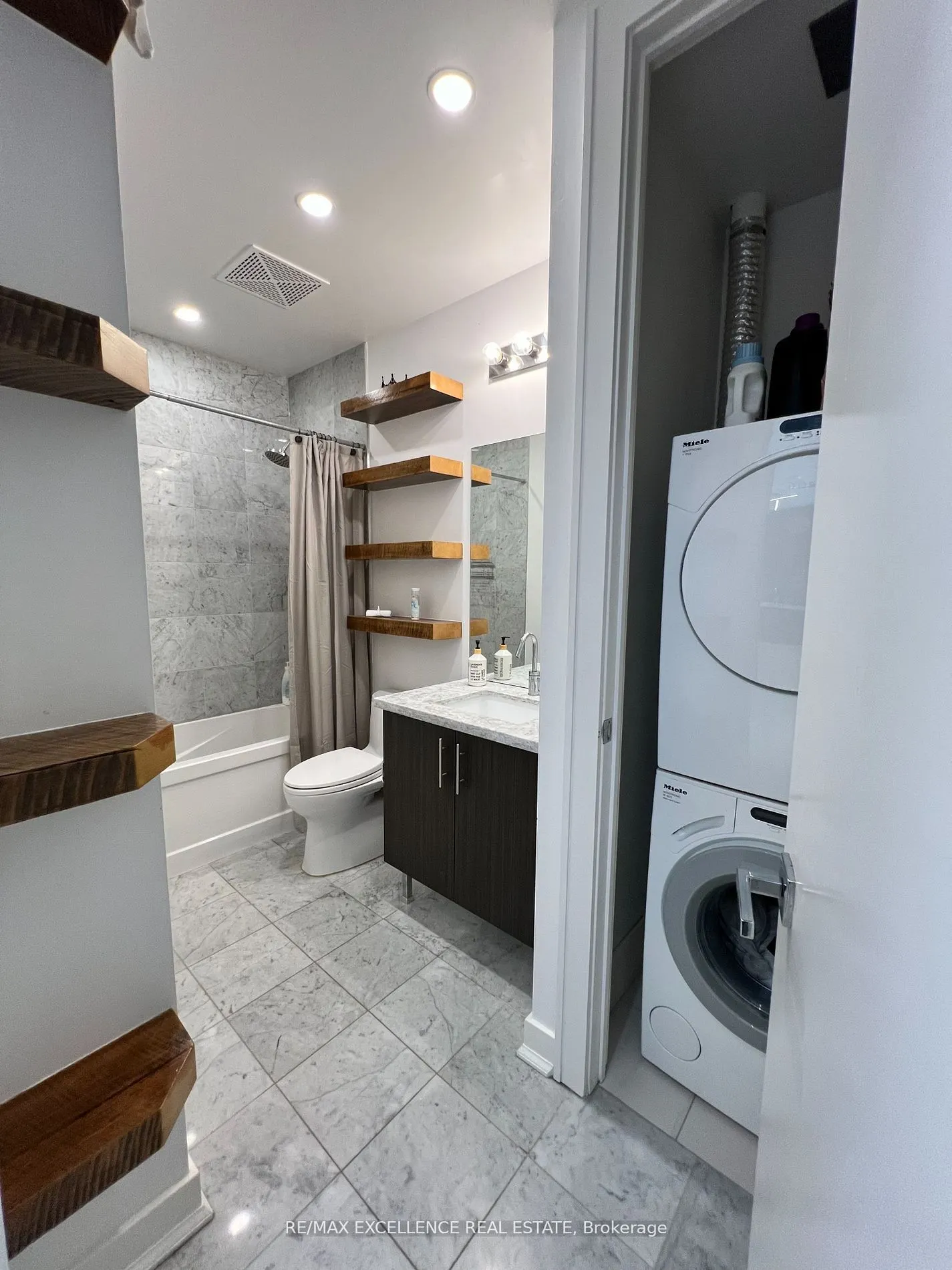 29 Queens Quay E, #1122