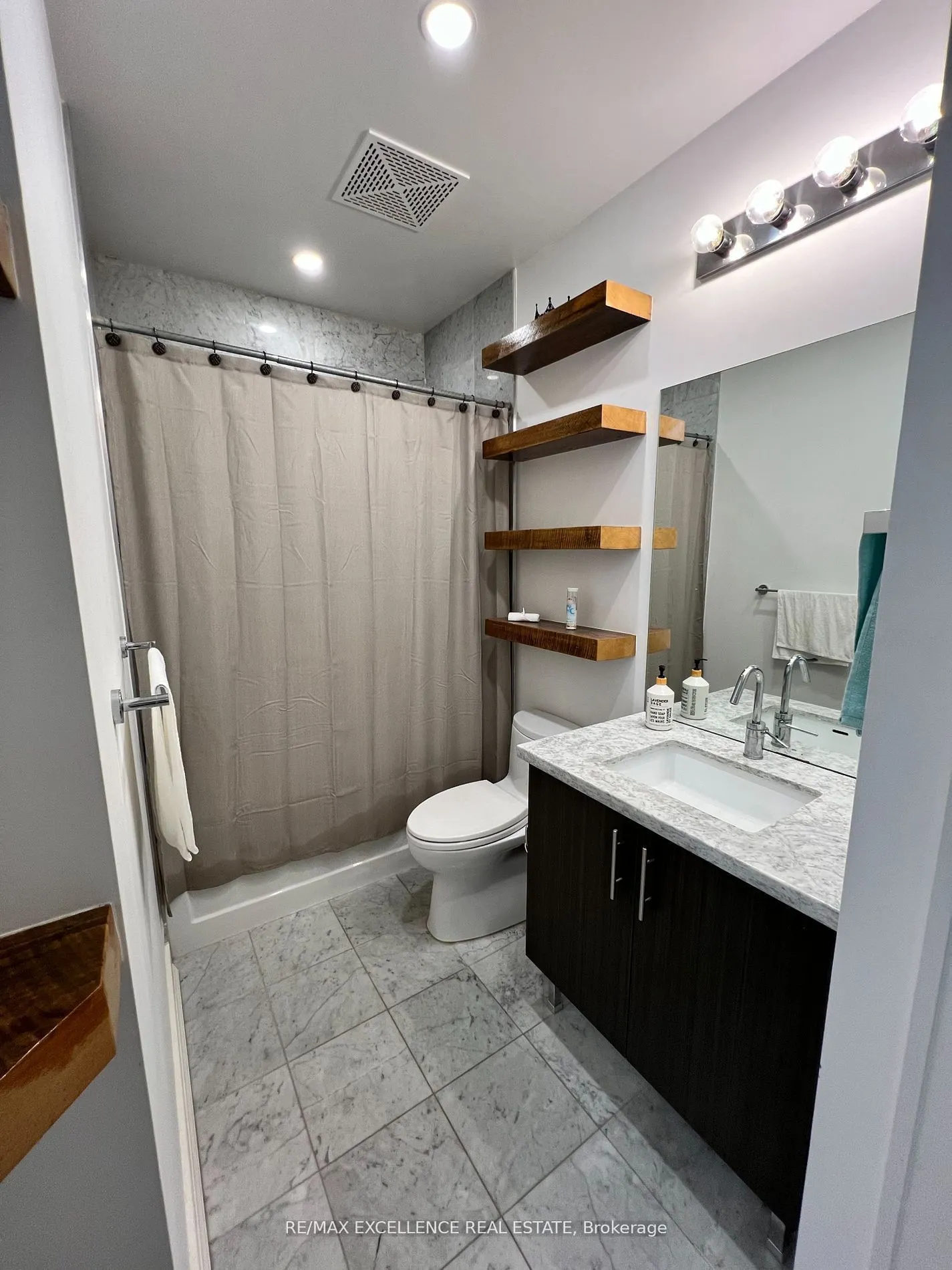 29 Queens Quay E, #1122