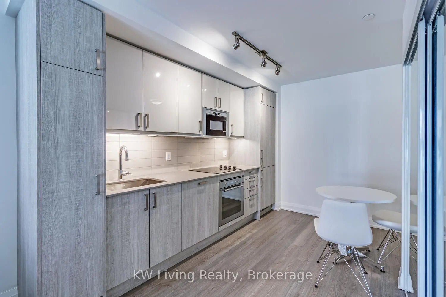 77 Mutual Street W, #322
