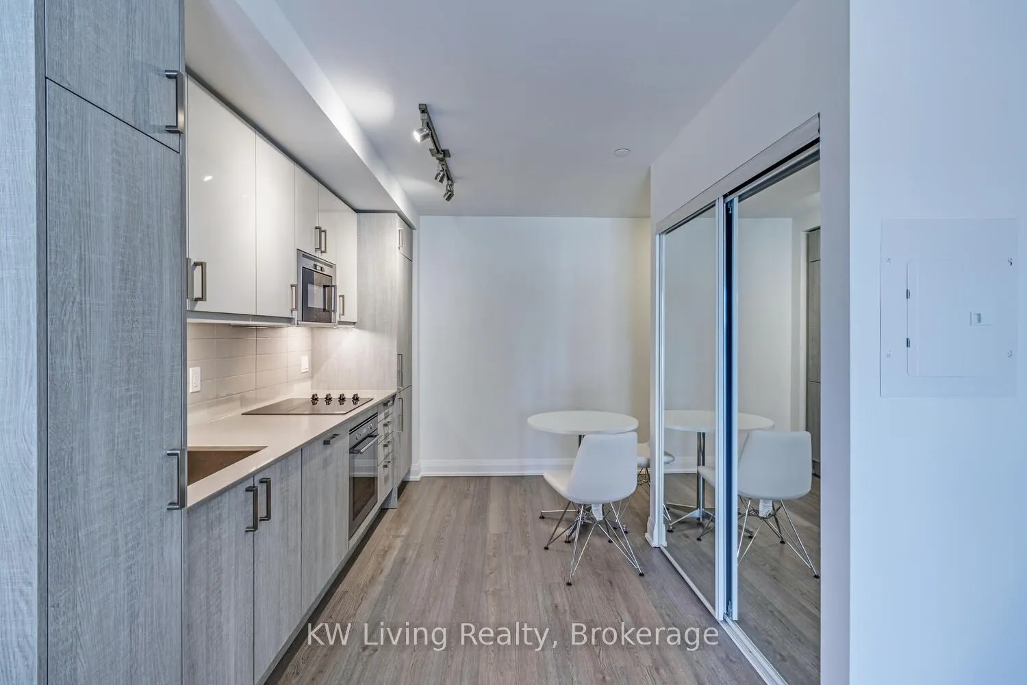 77 Mutual Street W, #322