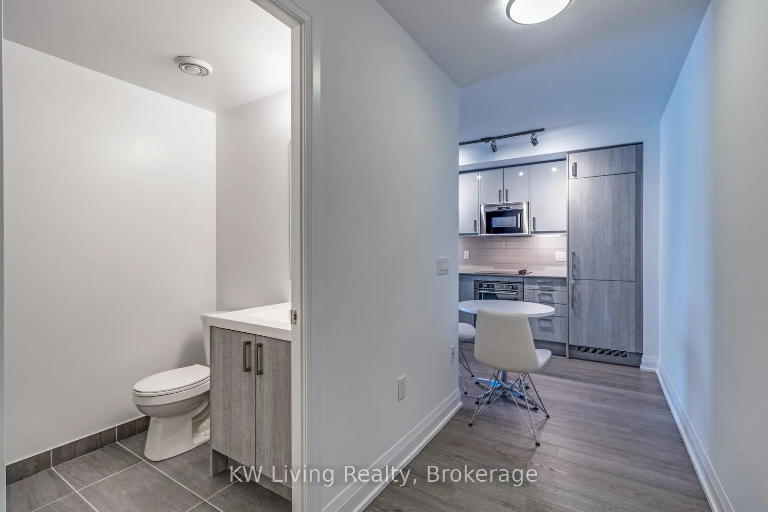 77 Mutual Street W, #322