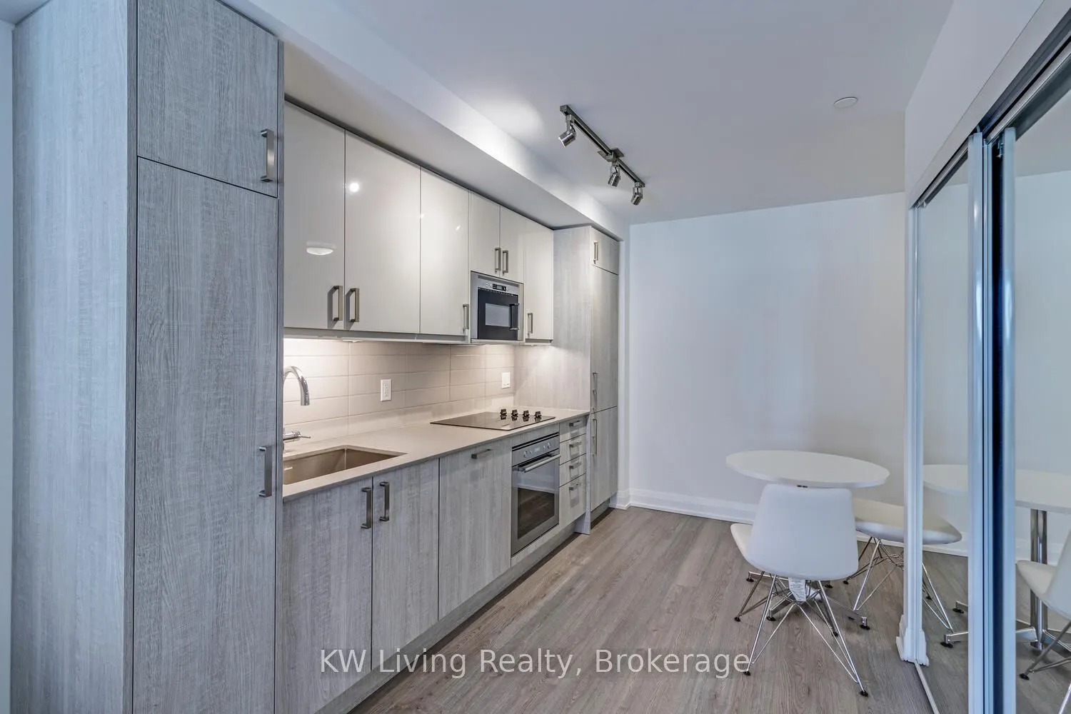 77 Mutual Street W, #322