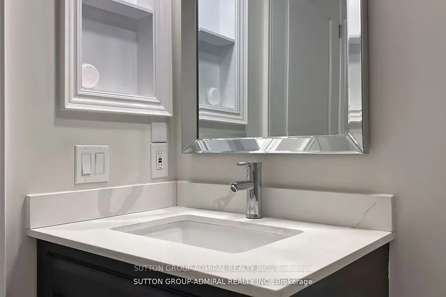 555 Yonge Street, #915