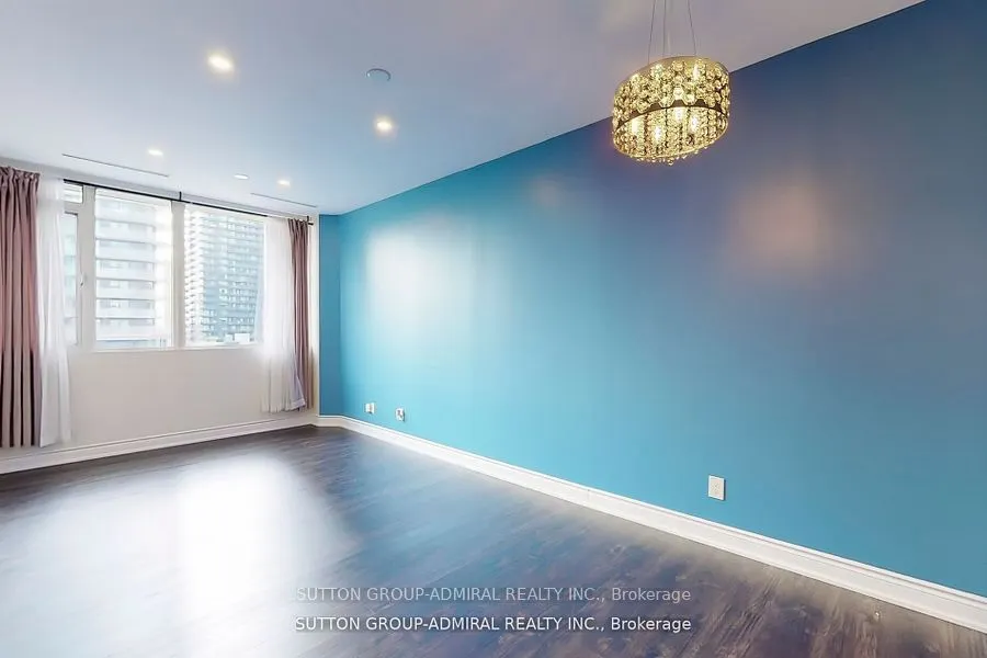555 Yonge Street, #915