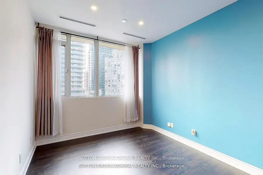 555 Yonge Street, #915