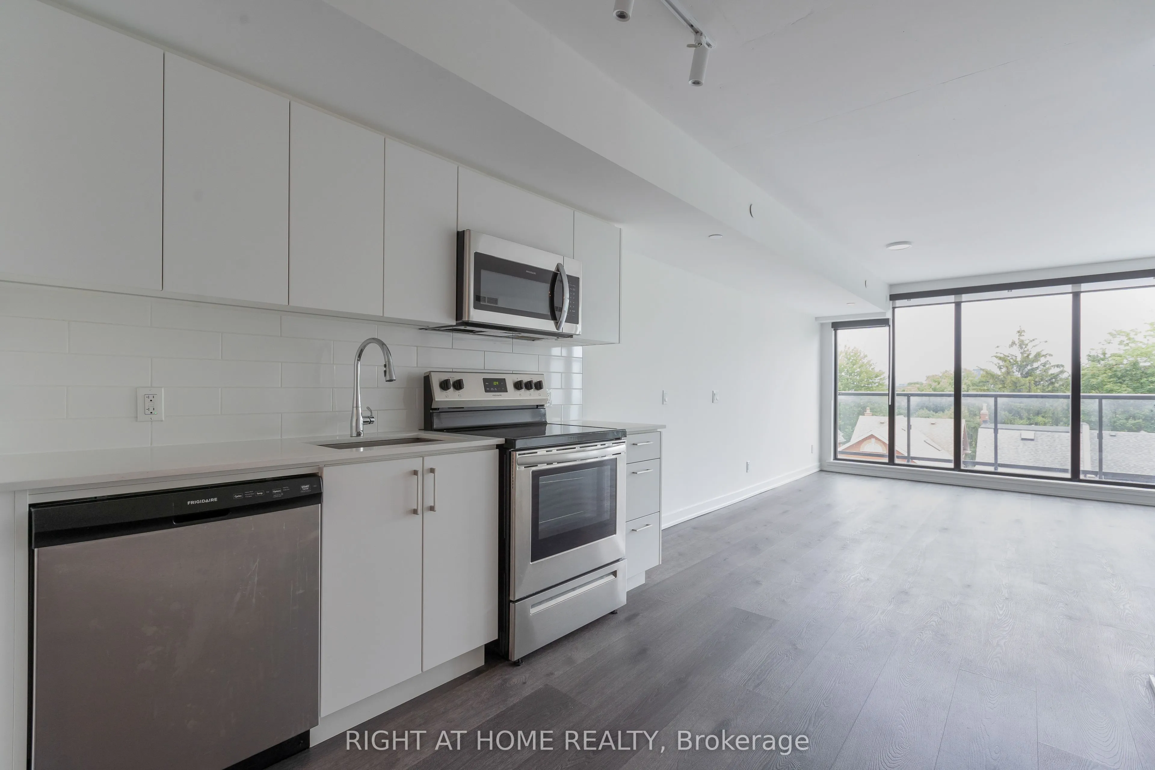 897 College Street W, #416