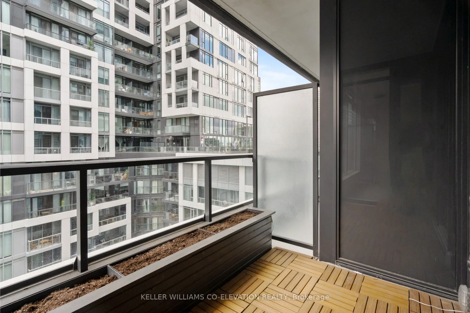 27 Bathurst Street, #911
