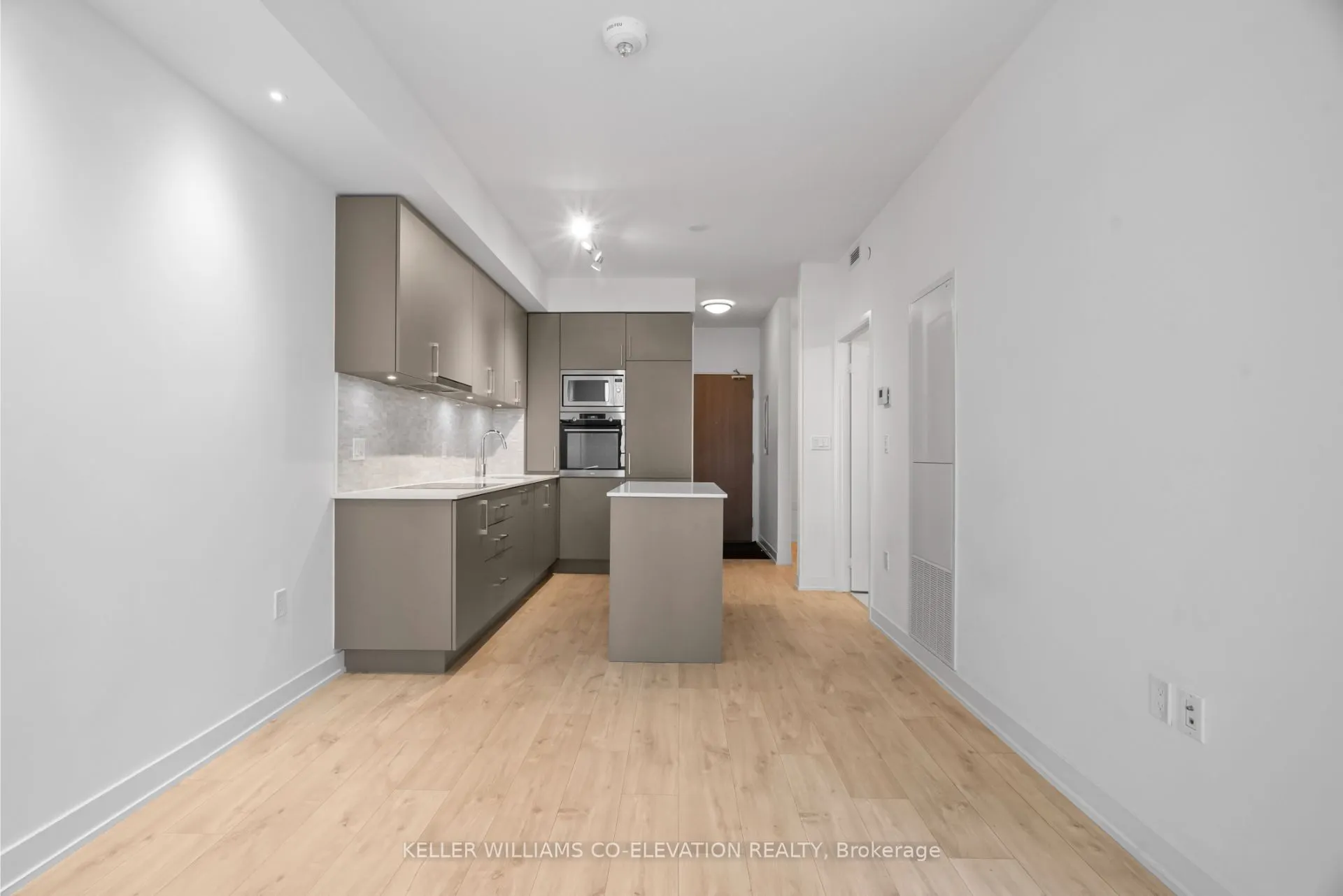 27 Bathurst Street, #911