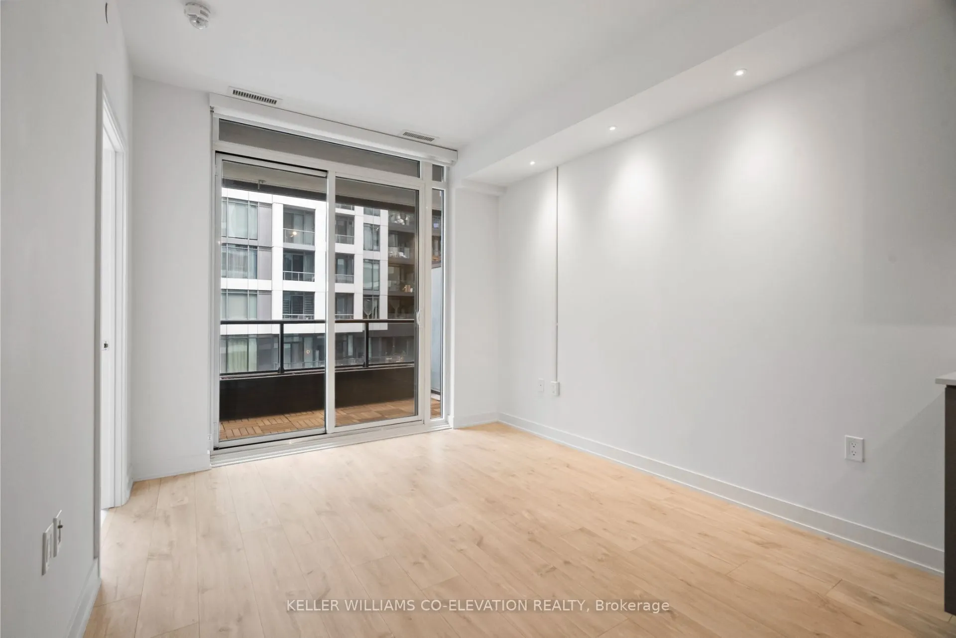 27 Bathurst Street, #911