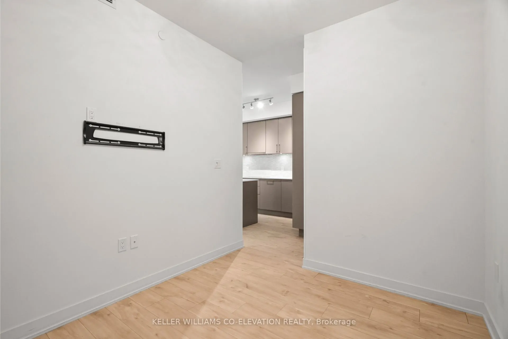 27 Bathurst Street, #911