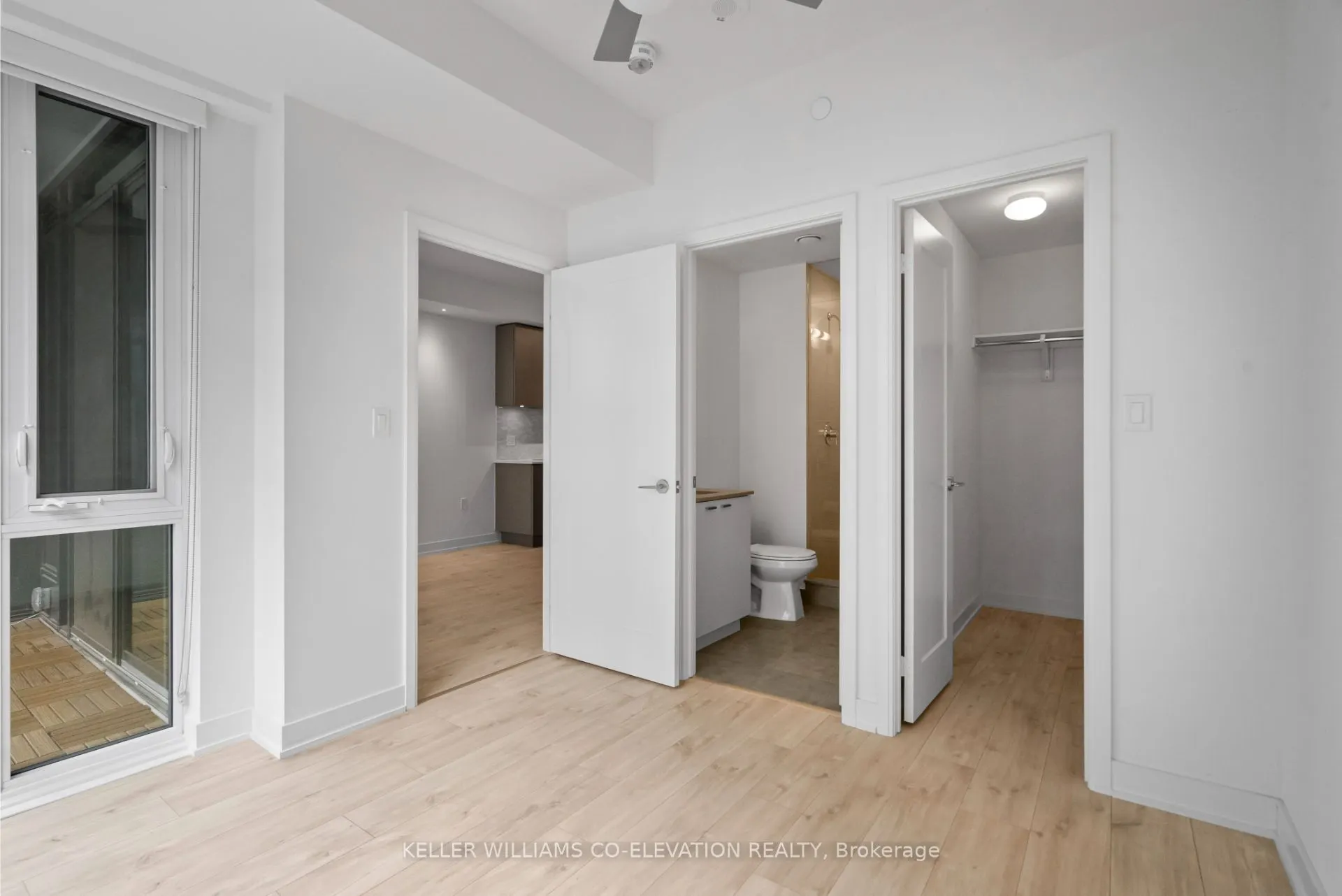 27 Bathurst Street, #911