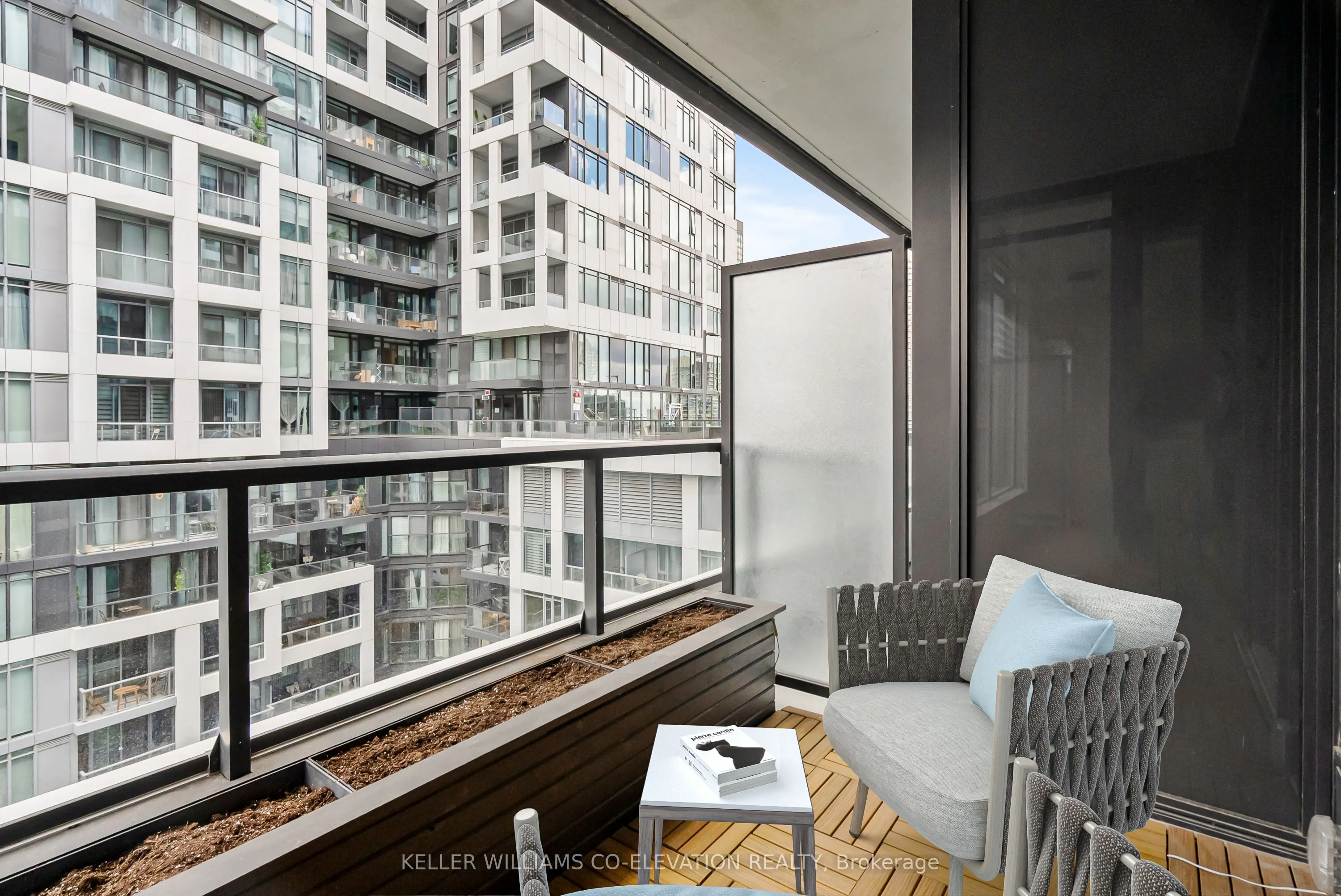 27 Bathurst Street, #911
