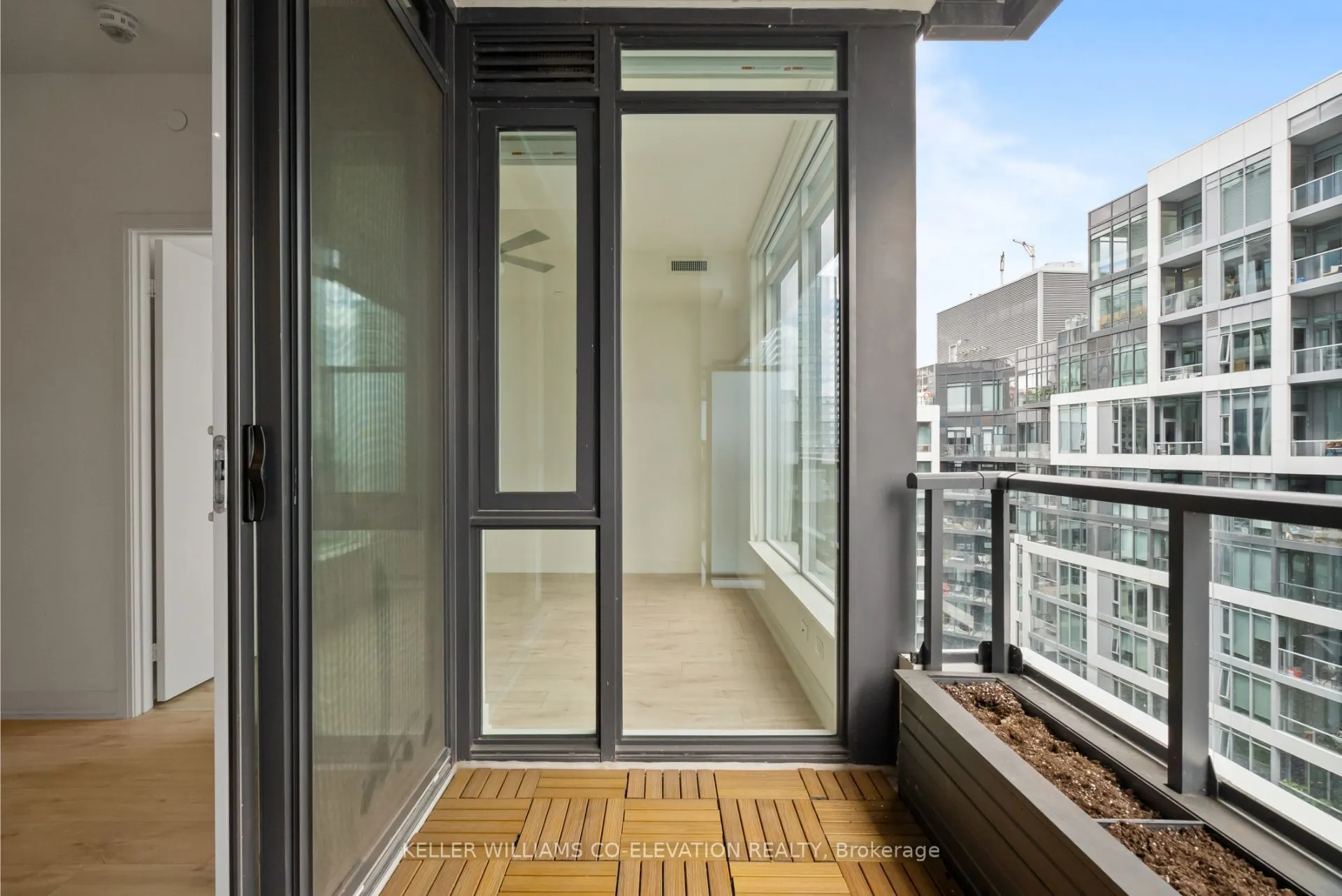 27 Bathurst Street, #911