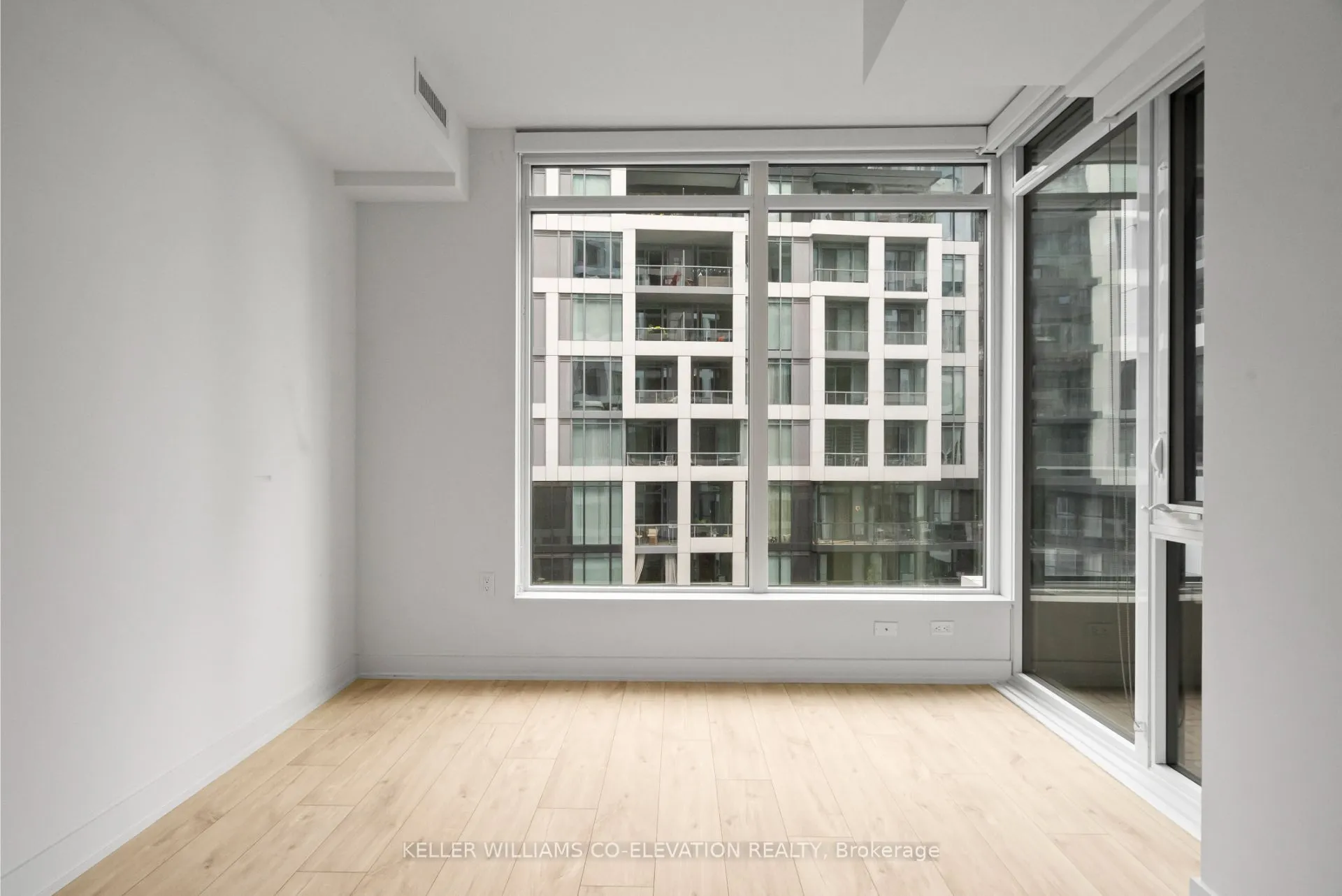 27 Bathurst Street, #911
