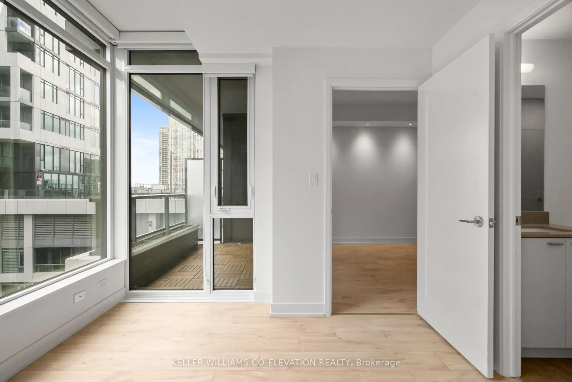 27 Bathurst Street, #911
