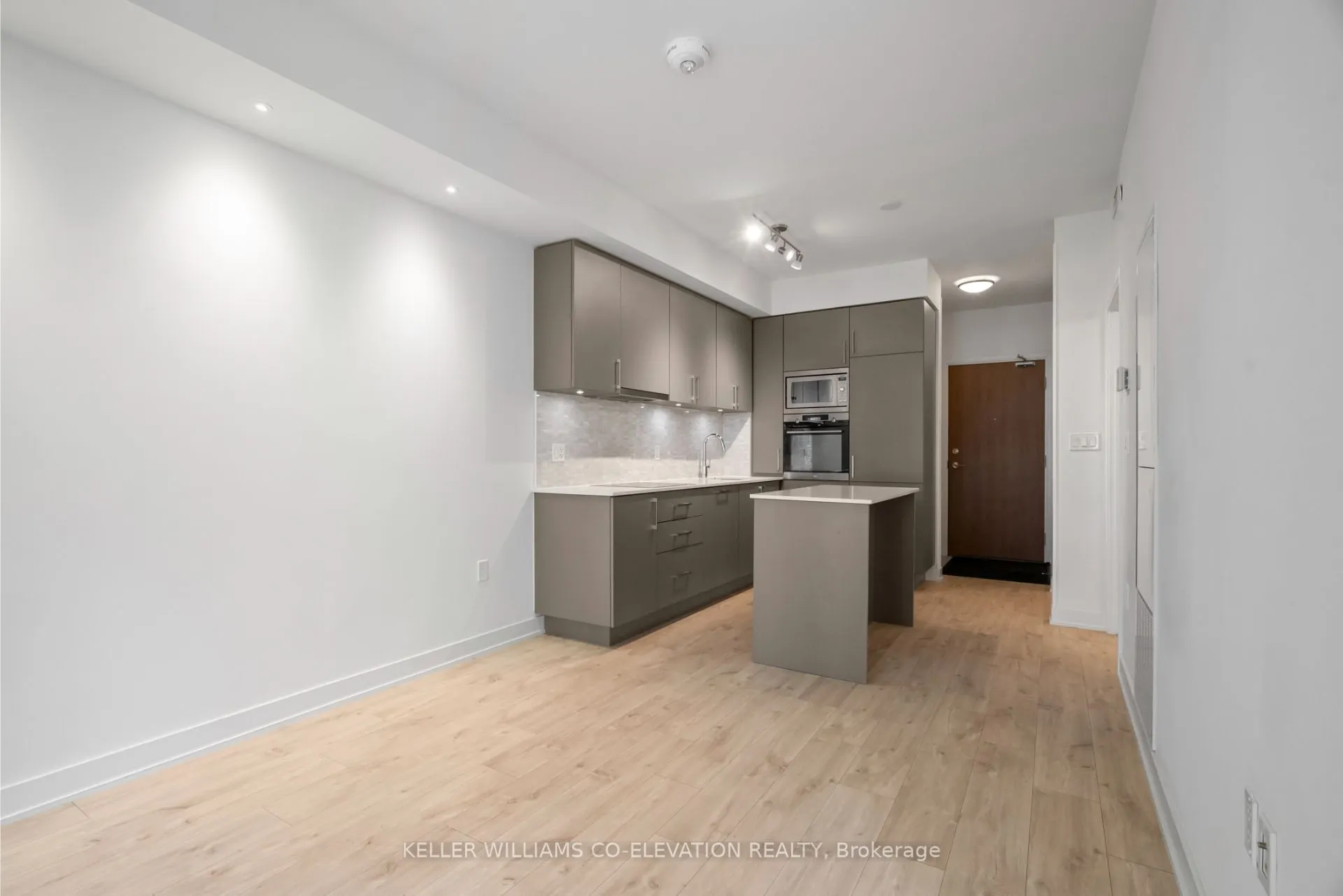27 Bathurst Street, #911