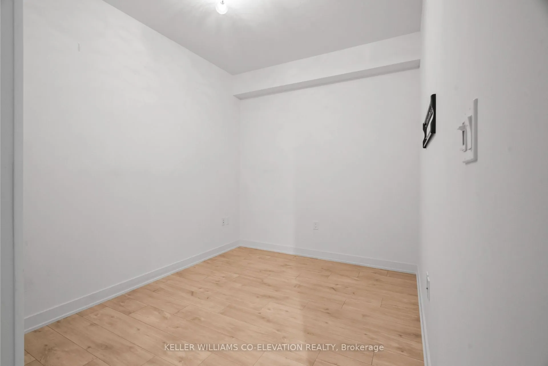 27 Bathurst Street, #911