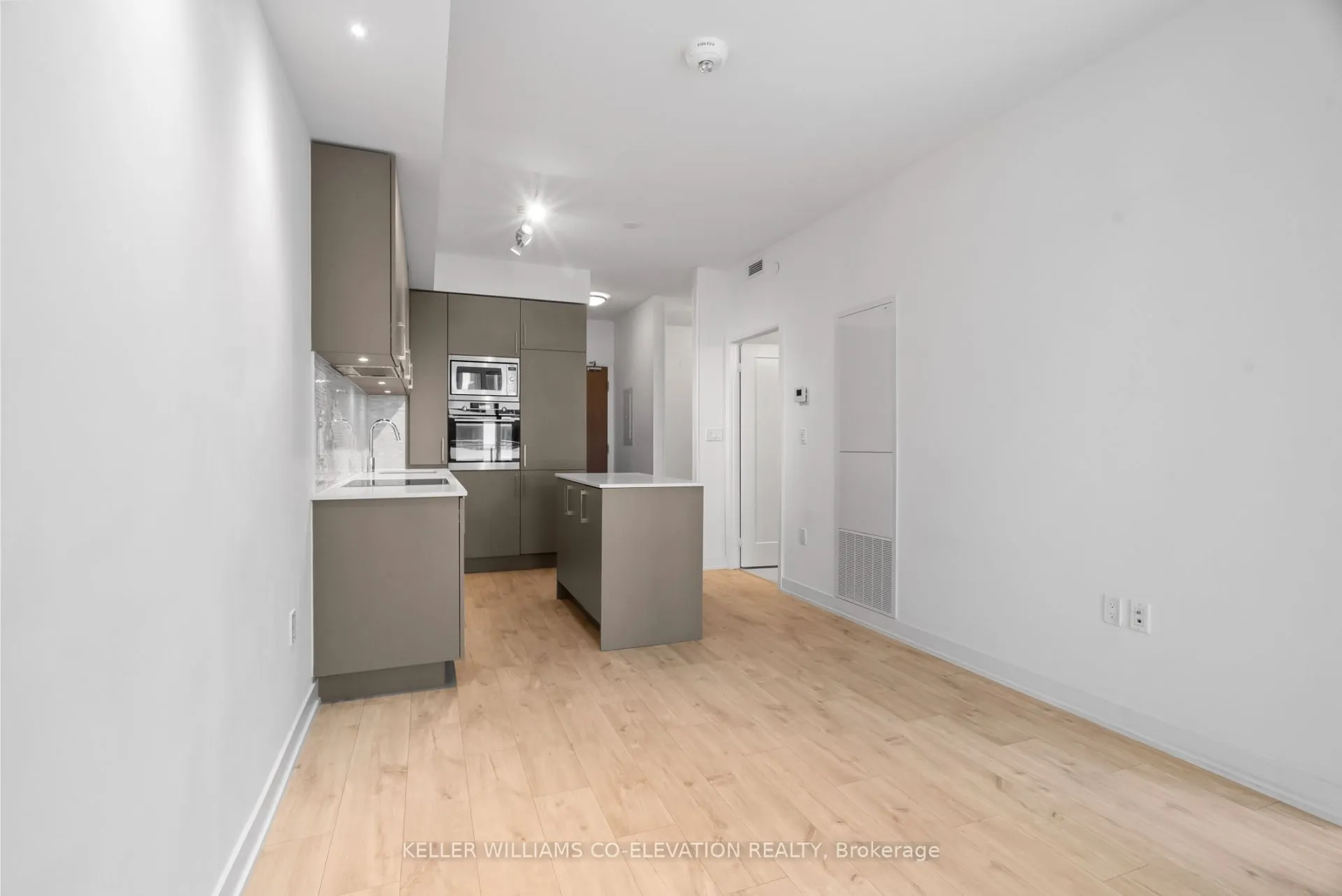 27 Bathurst Street, #911
