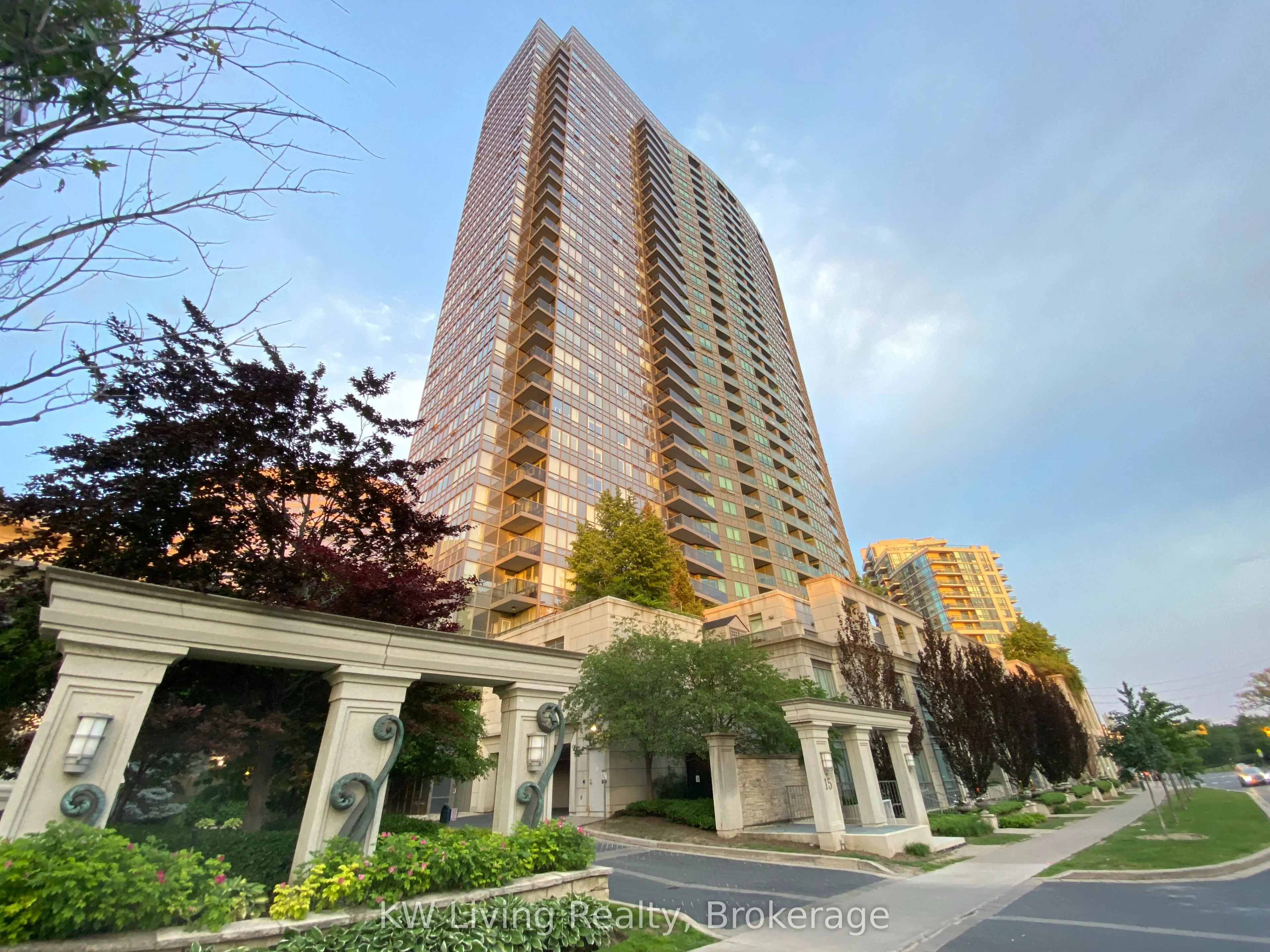15 Greenview Avenue, #909