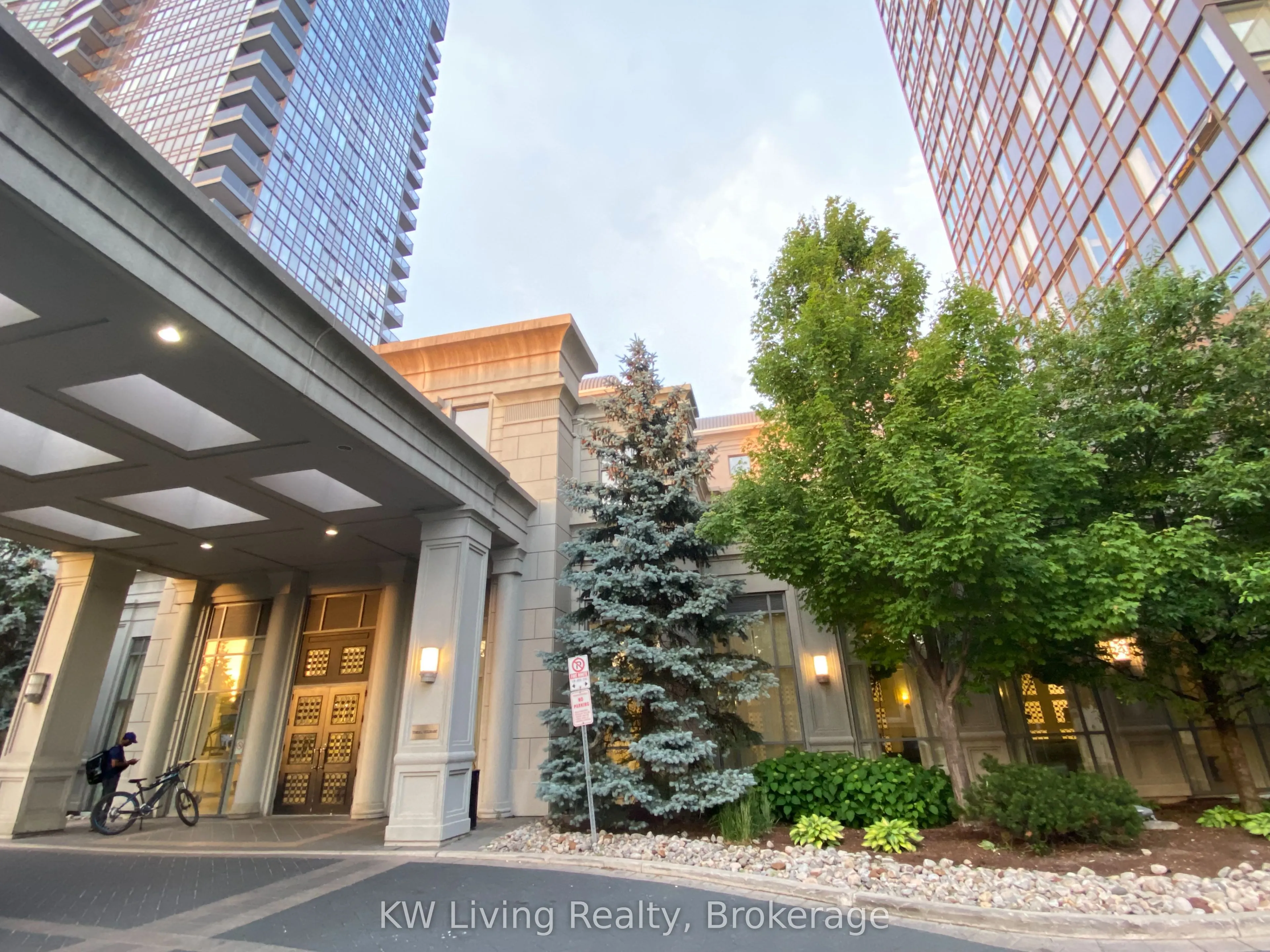 15 Greenview Avenue, #909