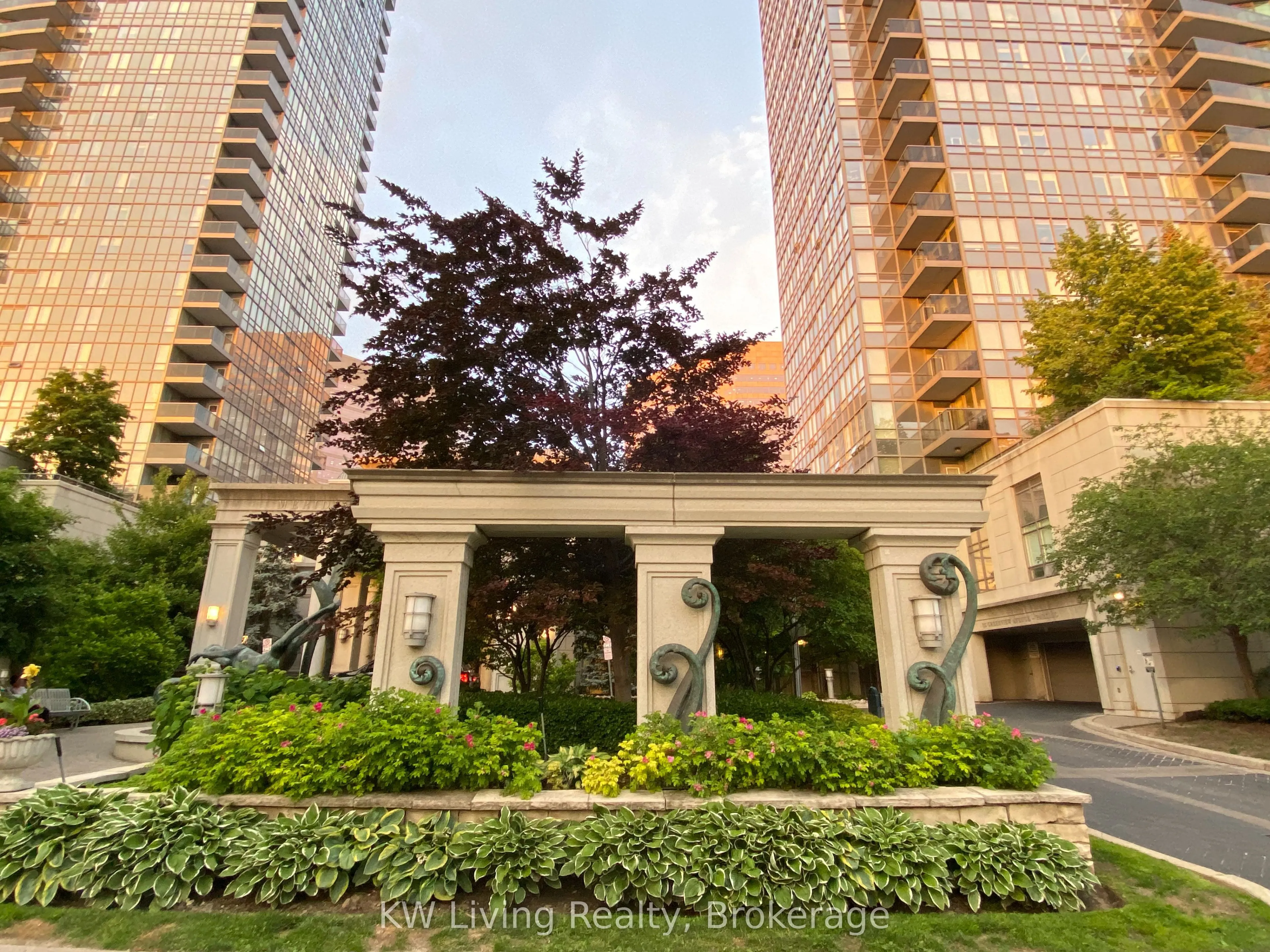 15 Greenview Avenue, #909