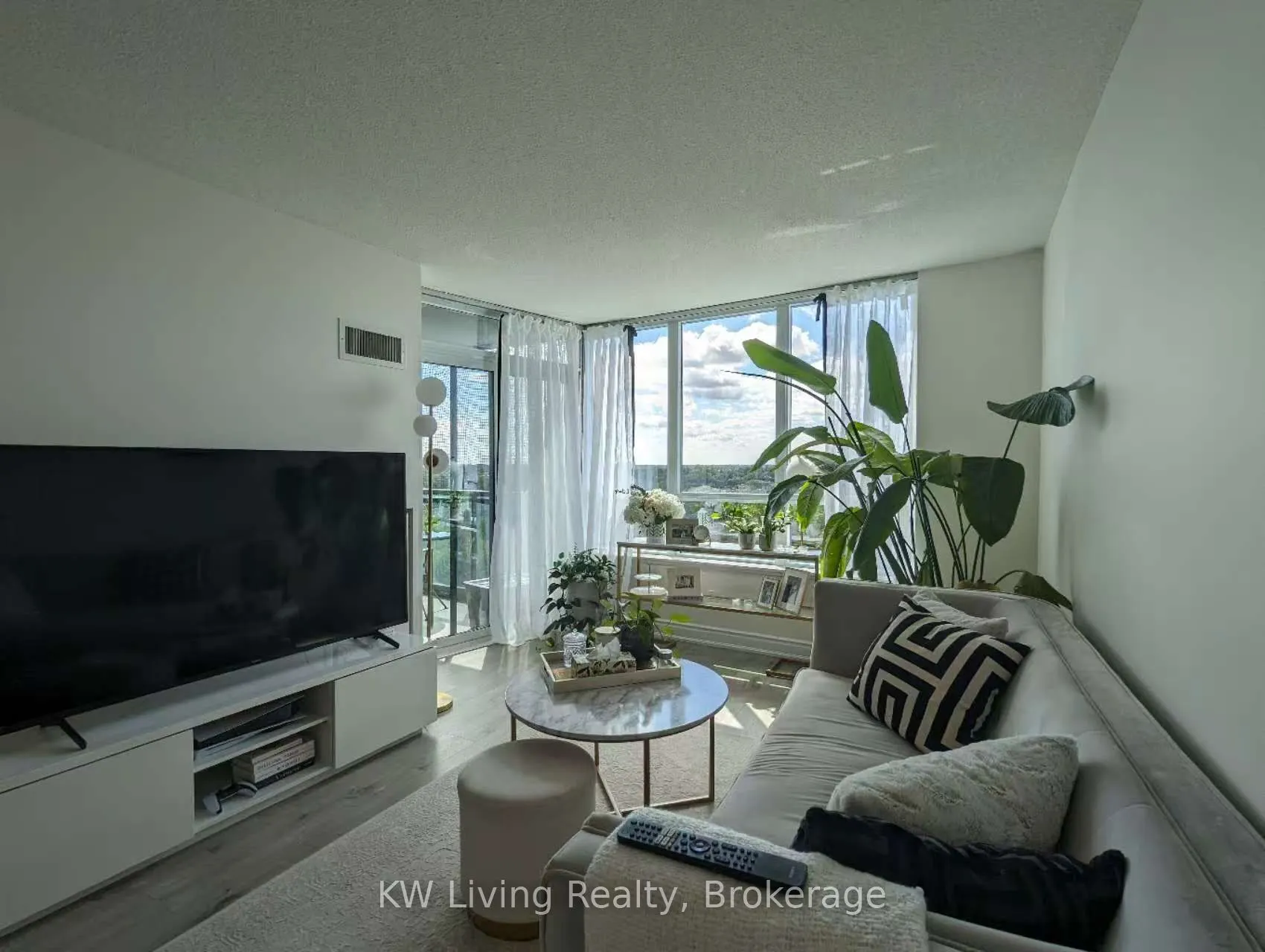 15 Greenview Avenue, #909