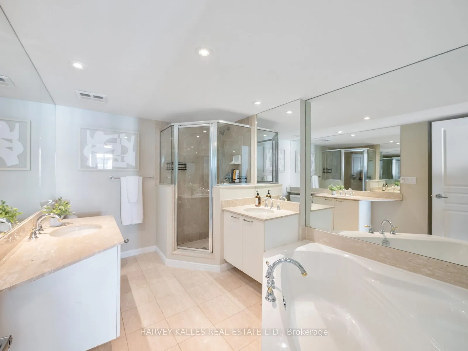 140 Simcoe Street, #1309