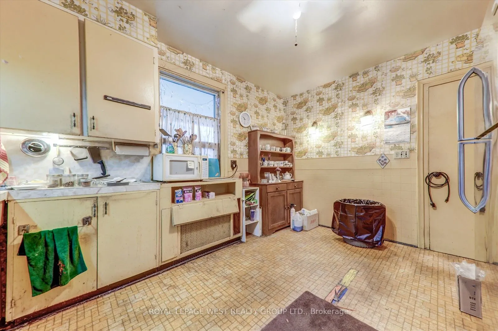24 Augusta Avenue W