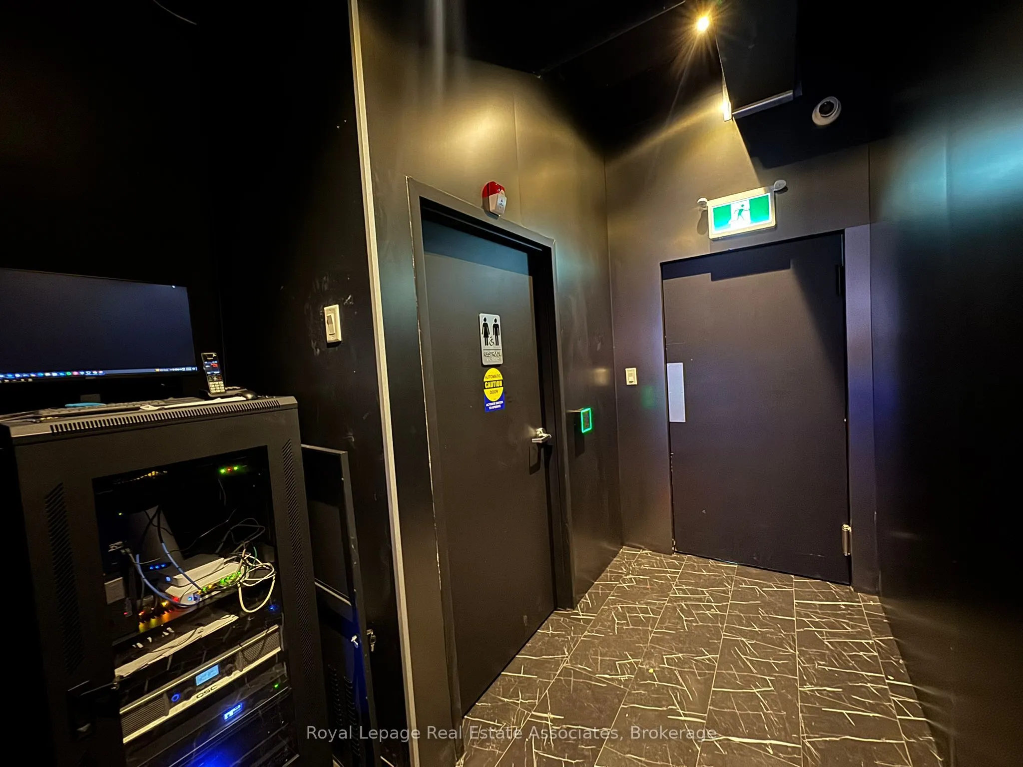560 Queen Street W
