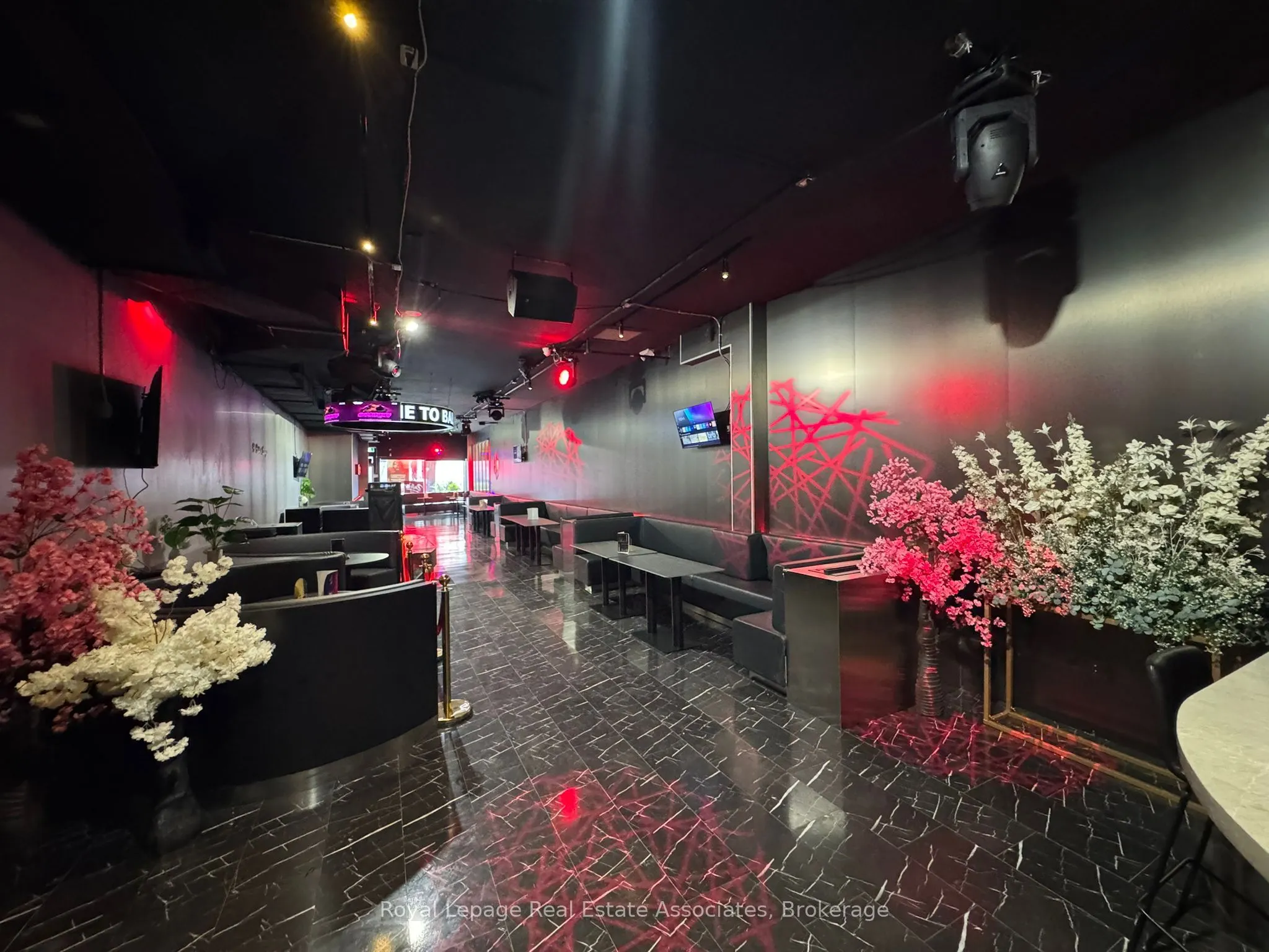 560 Queen Street W