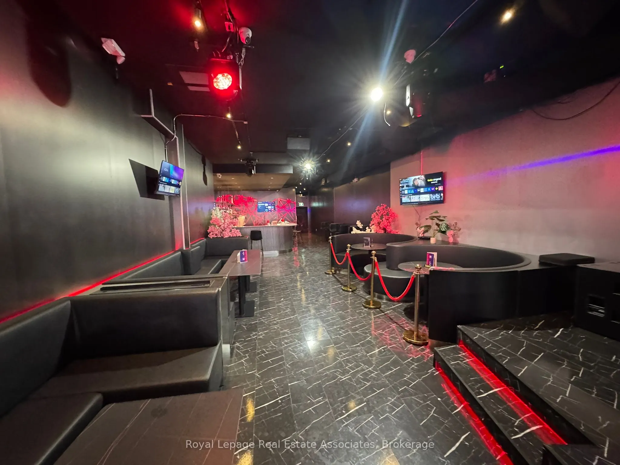 560 Queen Street W