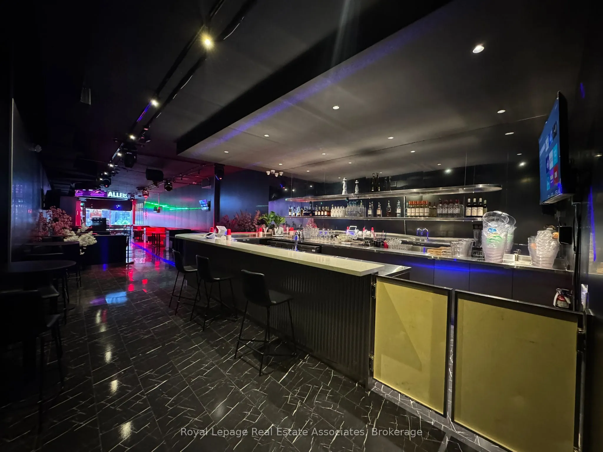 560 Queen Street W