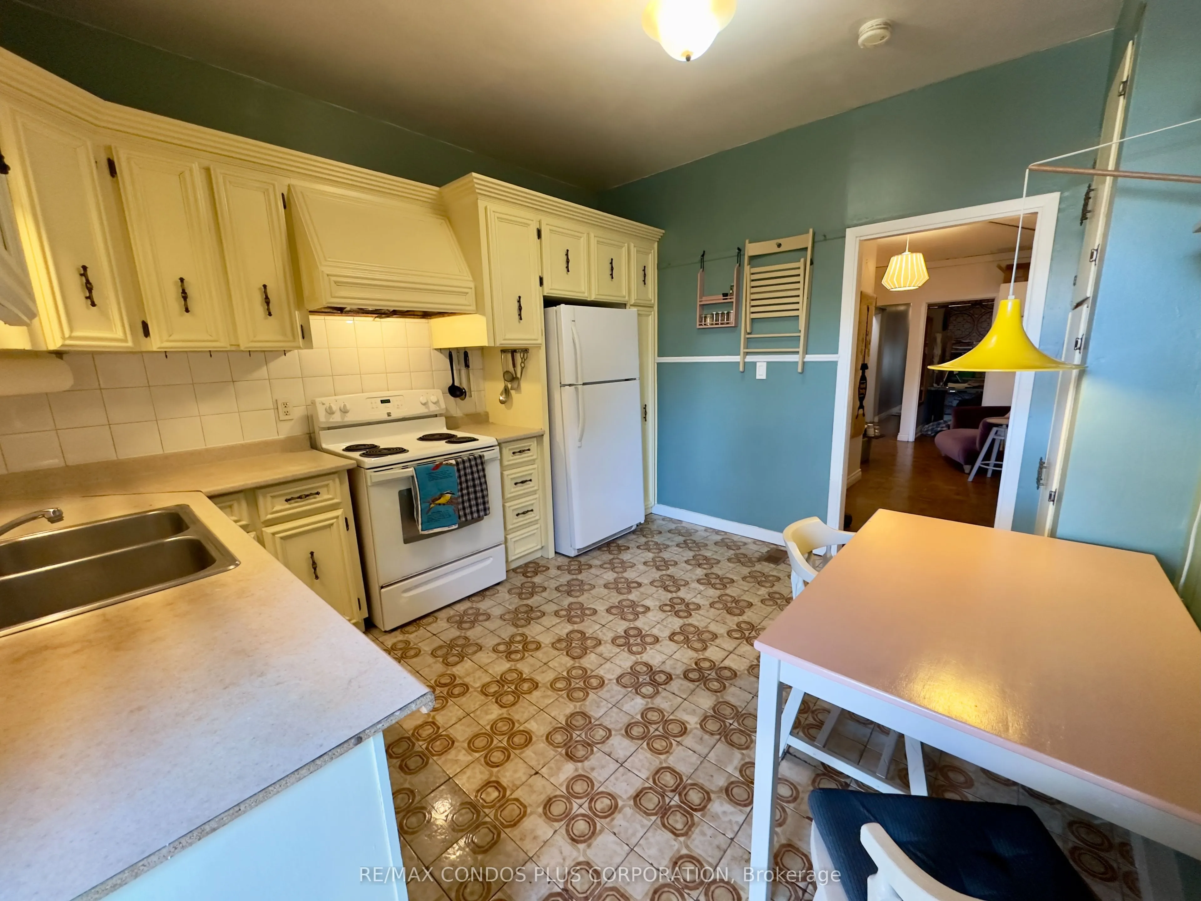 548 Roxton Road