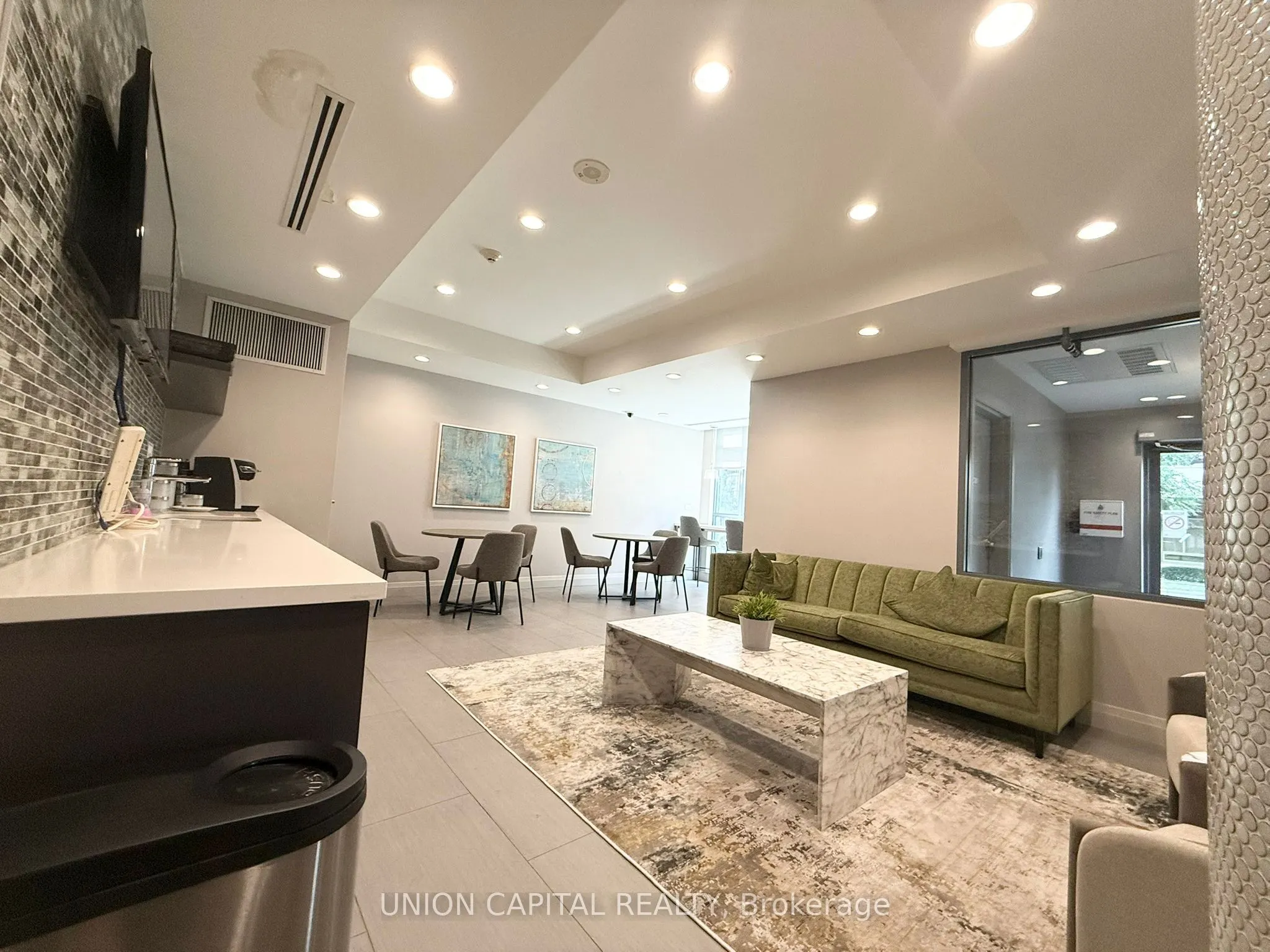 17 kenaston Gardens, #405