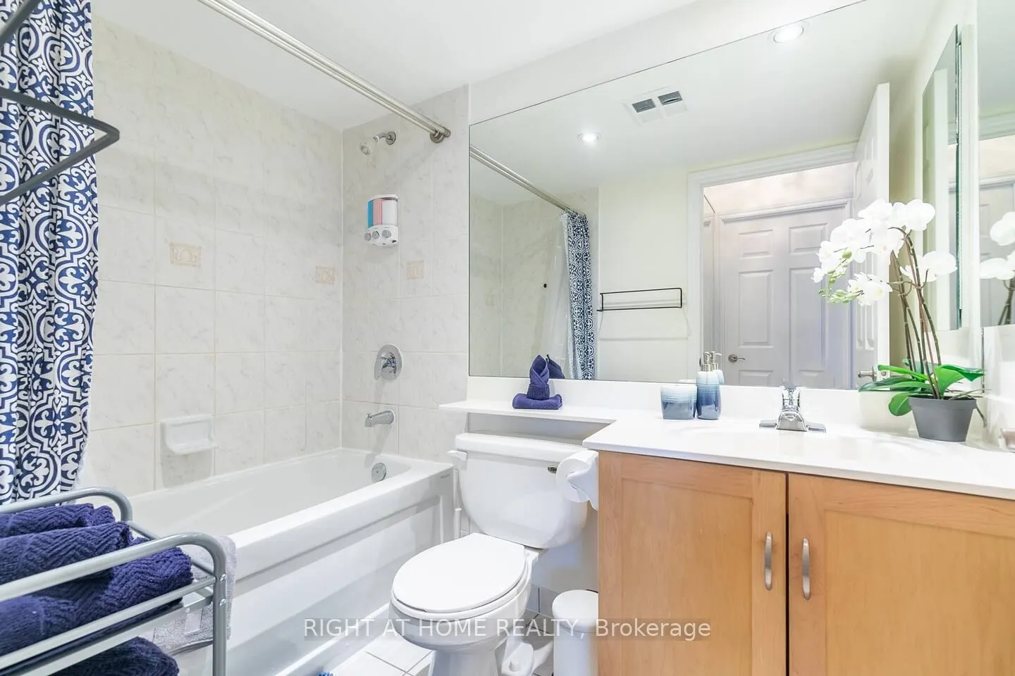 250 Wellington Street W, #1430