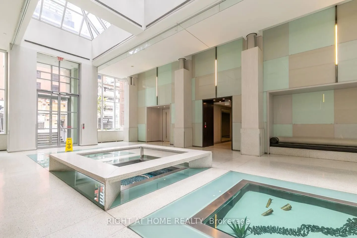 250 Wellington Street W, #1430