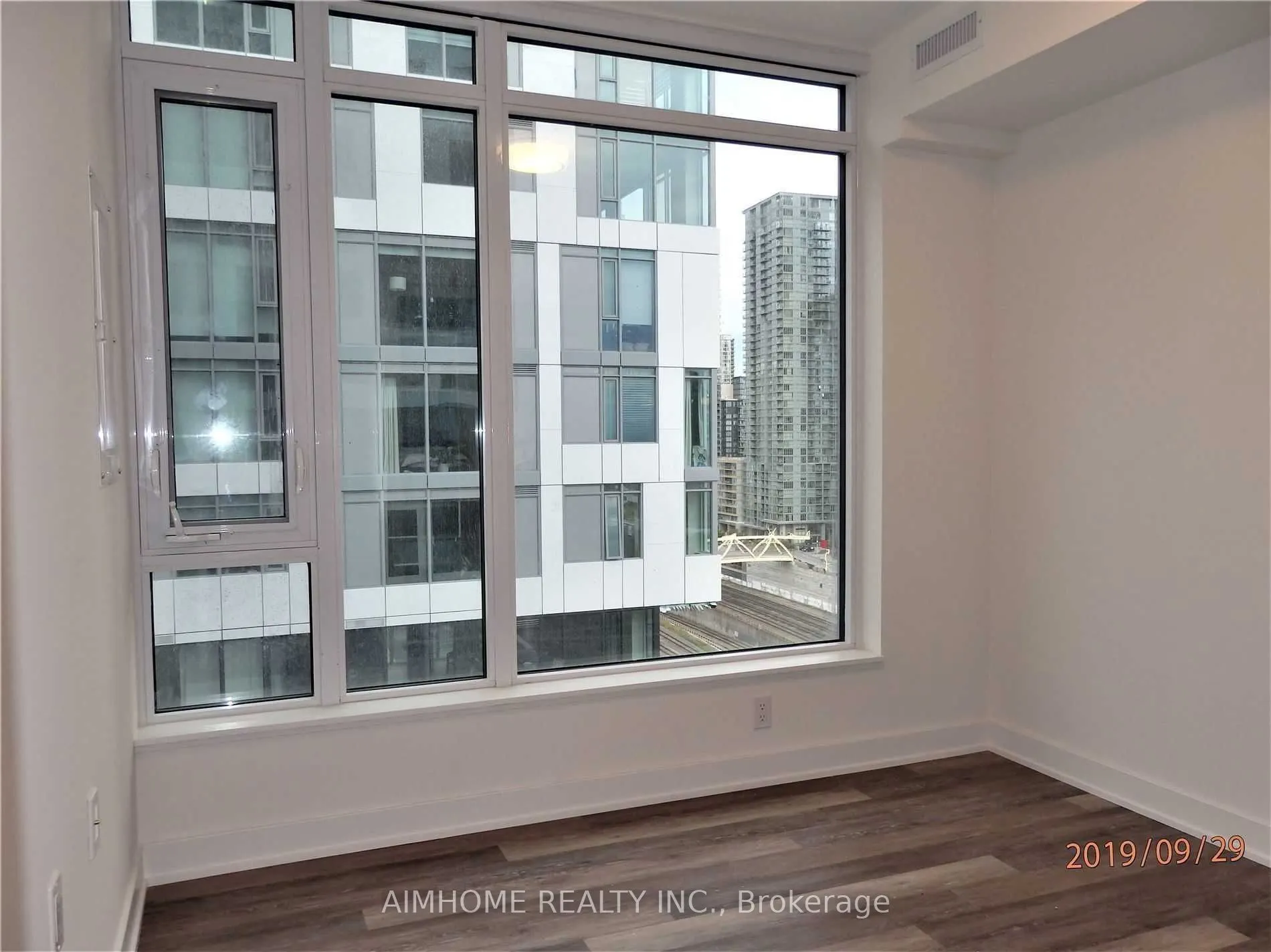 27 Bathurst Street, #1201