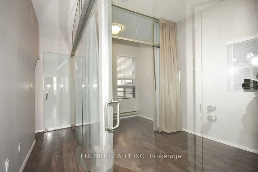 678 Bathurst Street, #Main